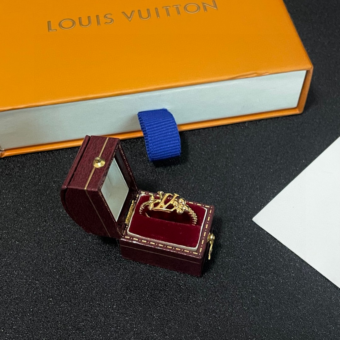 The new Louis Vuitton presbyopia letter ring is exquisite and sparkling