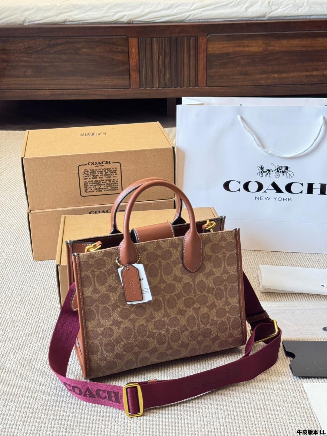 Coach Small Tote Bag is beautiful and practical