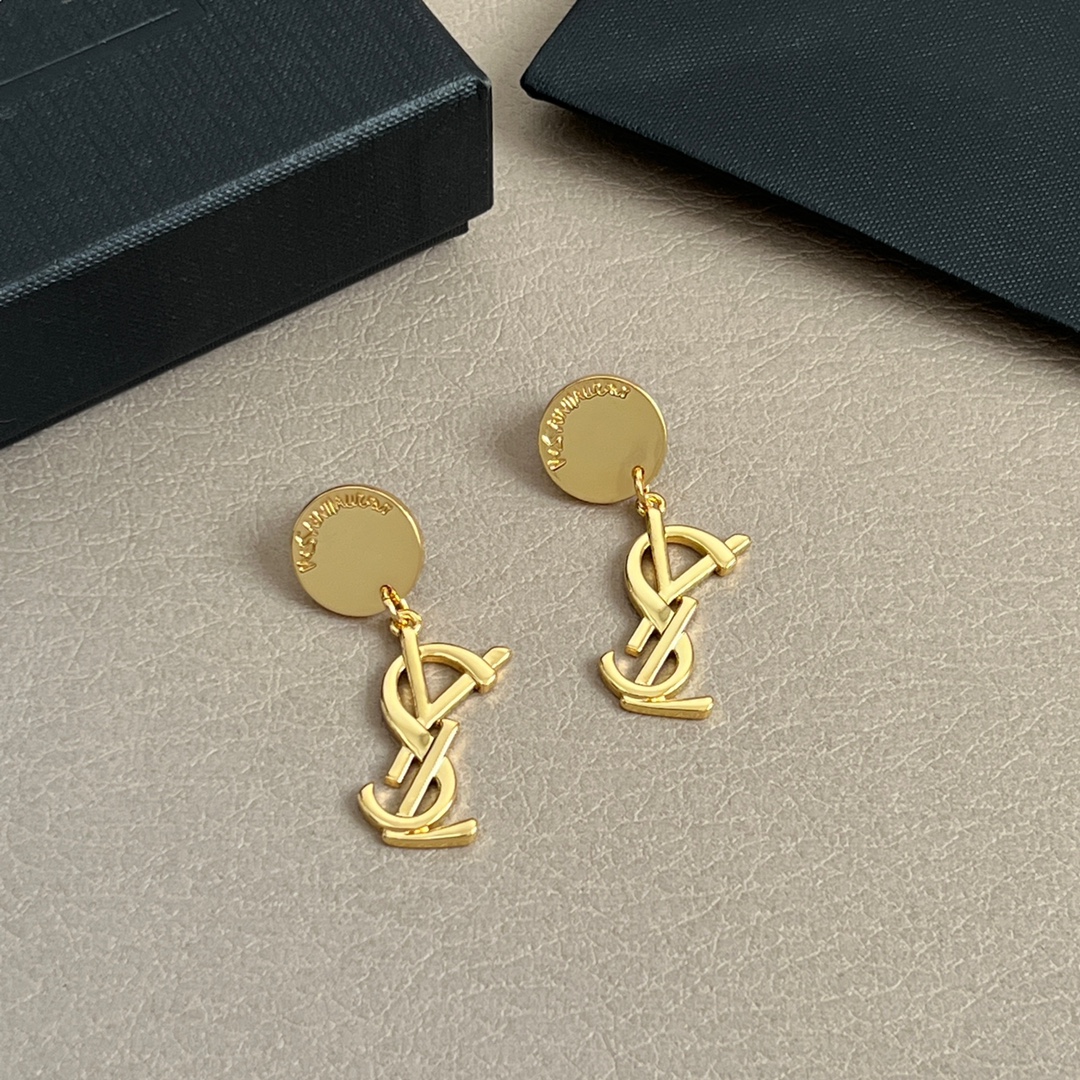 Metal letter light luxury high-end earrings European and American exaggerated fashion personality earrings socialite temperament big-name earrings for women