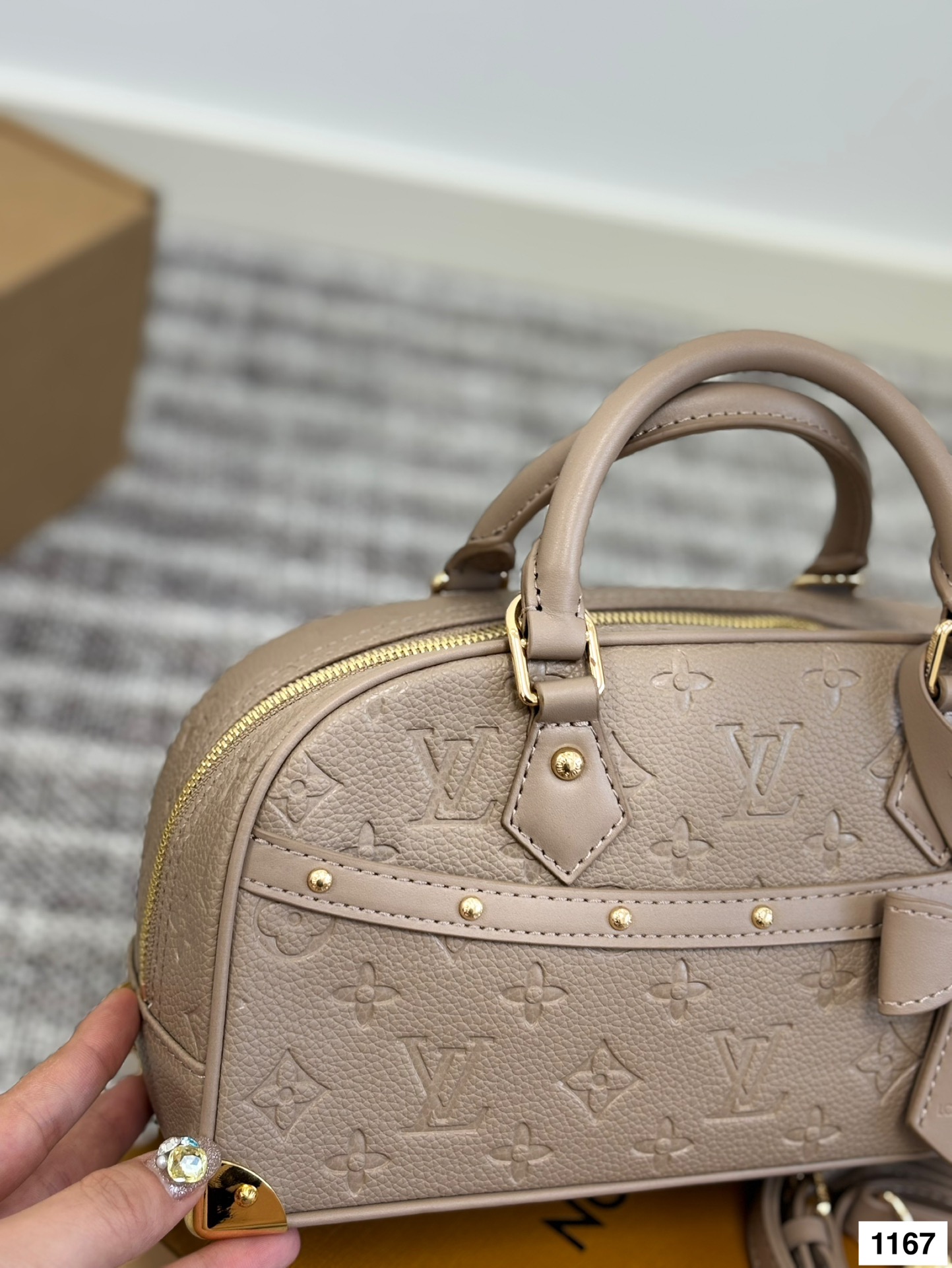 LV simple shell bag