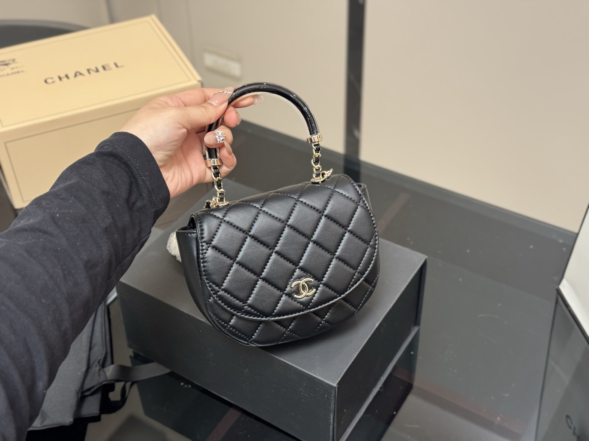 Chanel 25C acrylic handle handbag