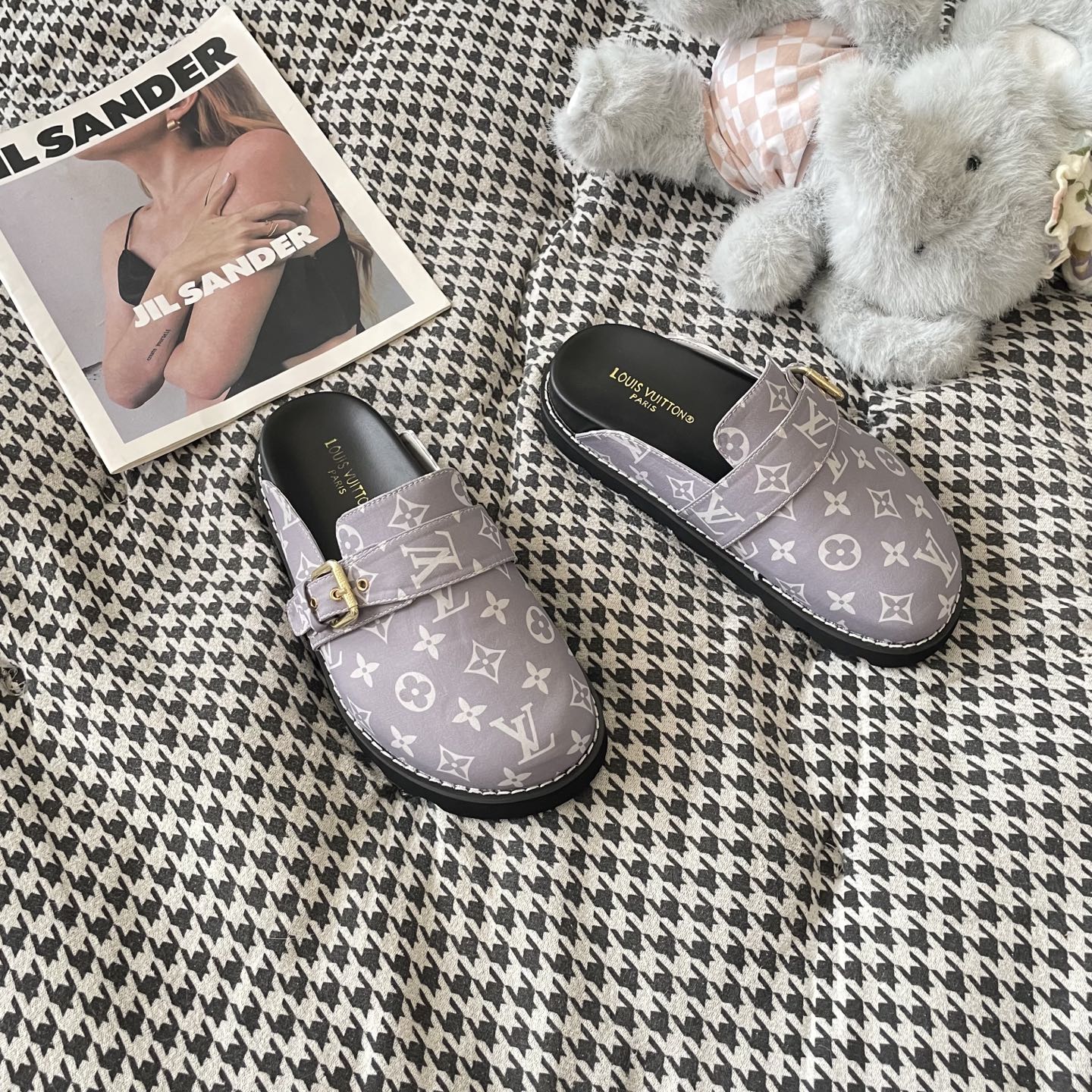 LV couple closed toe slippers