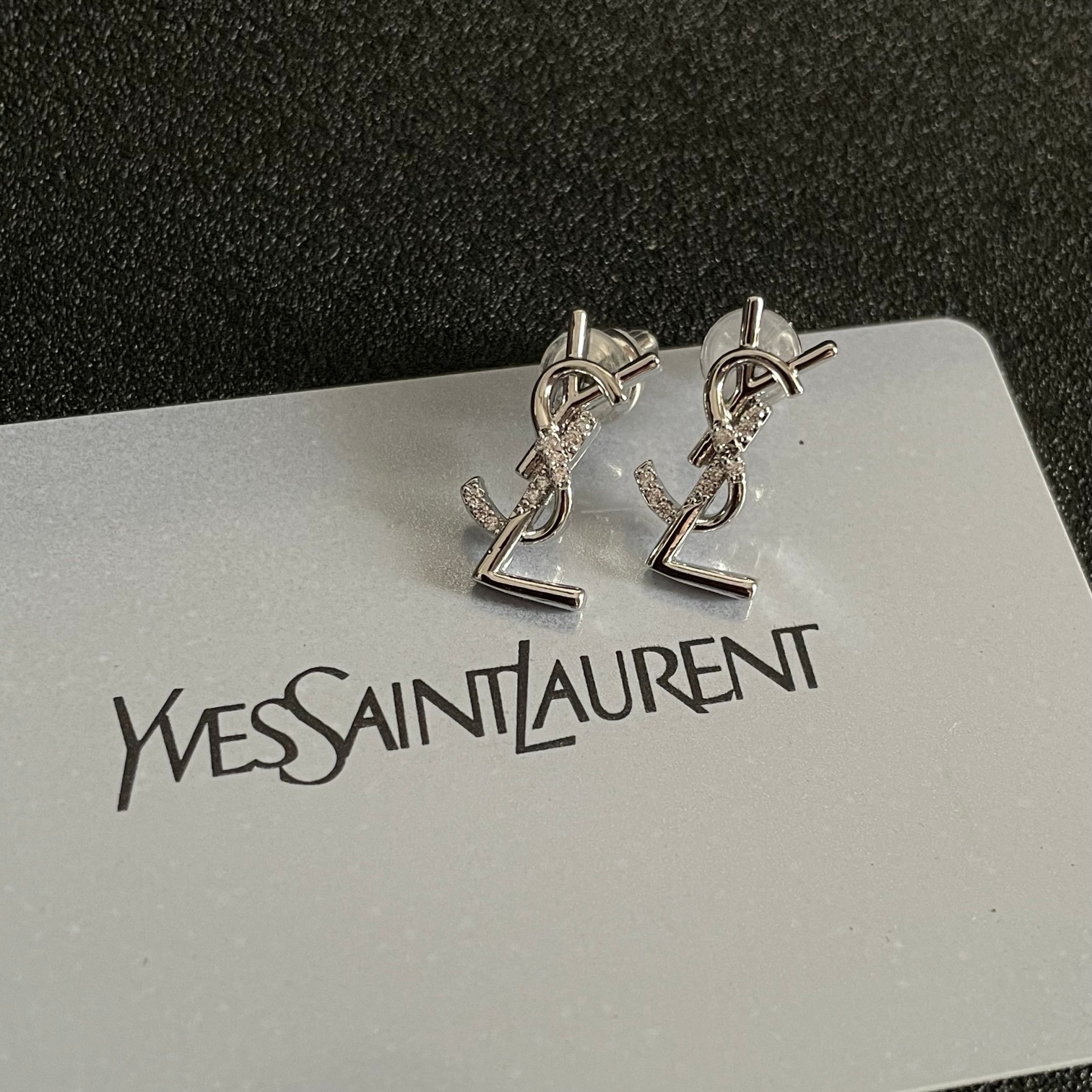 Yves Saint Laurent's new earrings are independent elegant intellectual retro classic and versatile