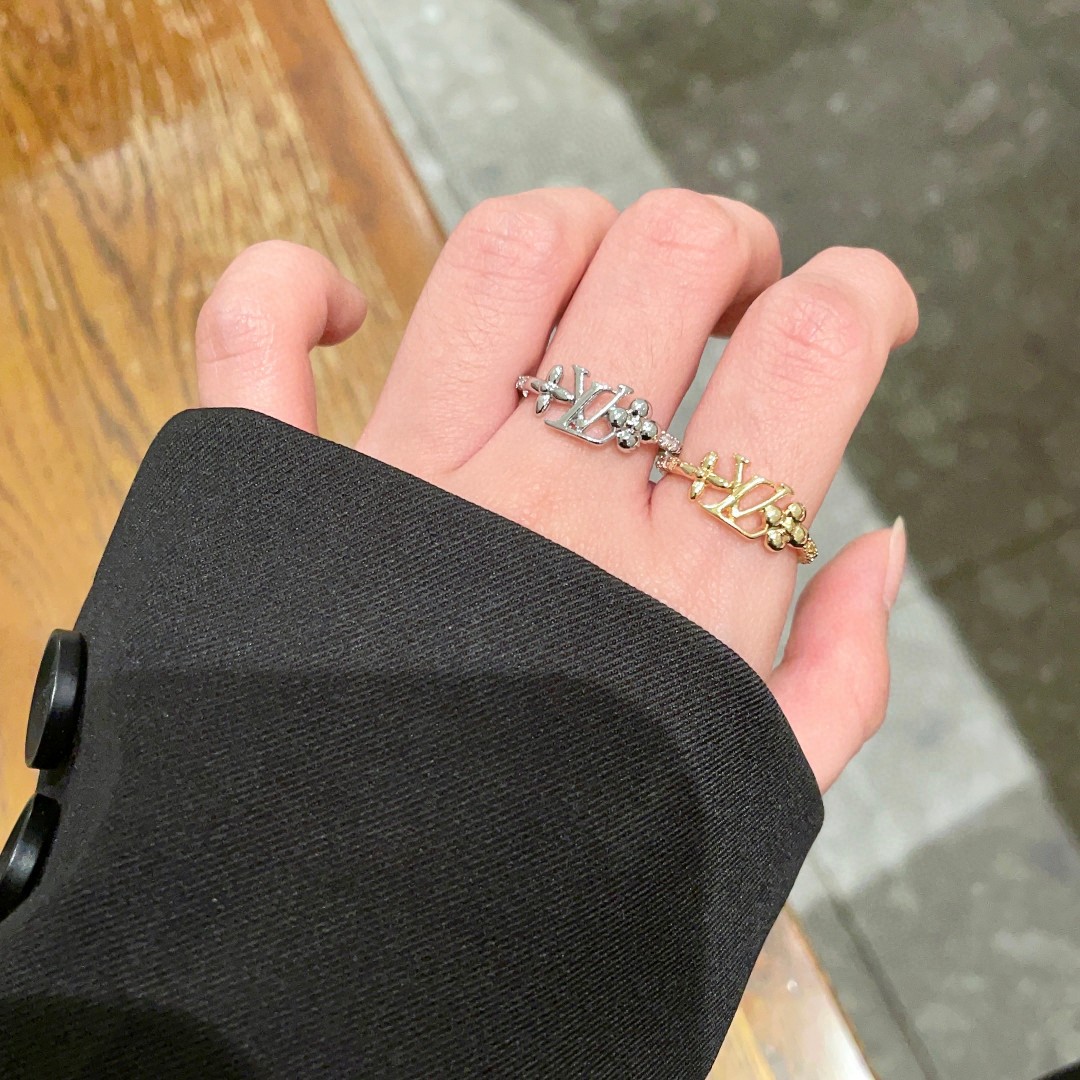 The new Louis Vuitton presbyopia letter ring is exquisite and sparkling