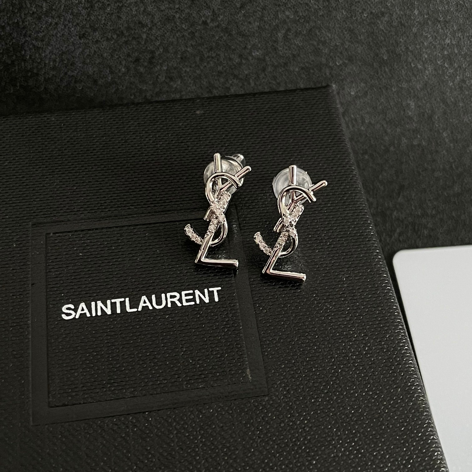Yves Saint Laurent's new earrings are independent elegant intellectual retro classic and versatile