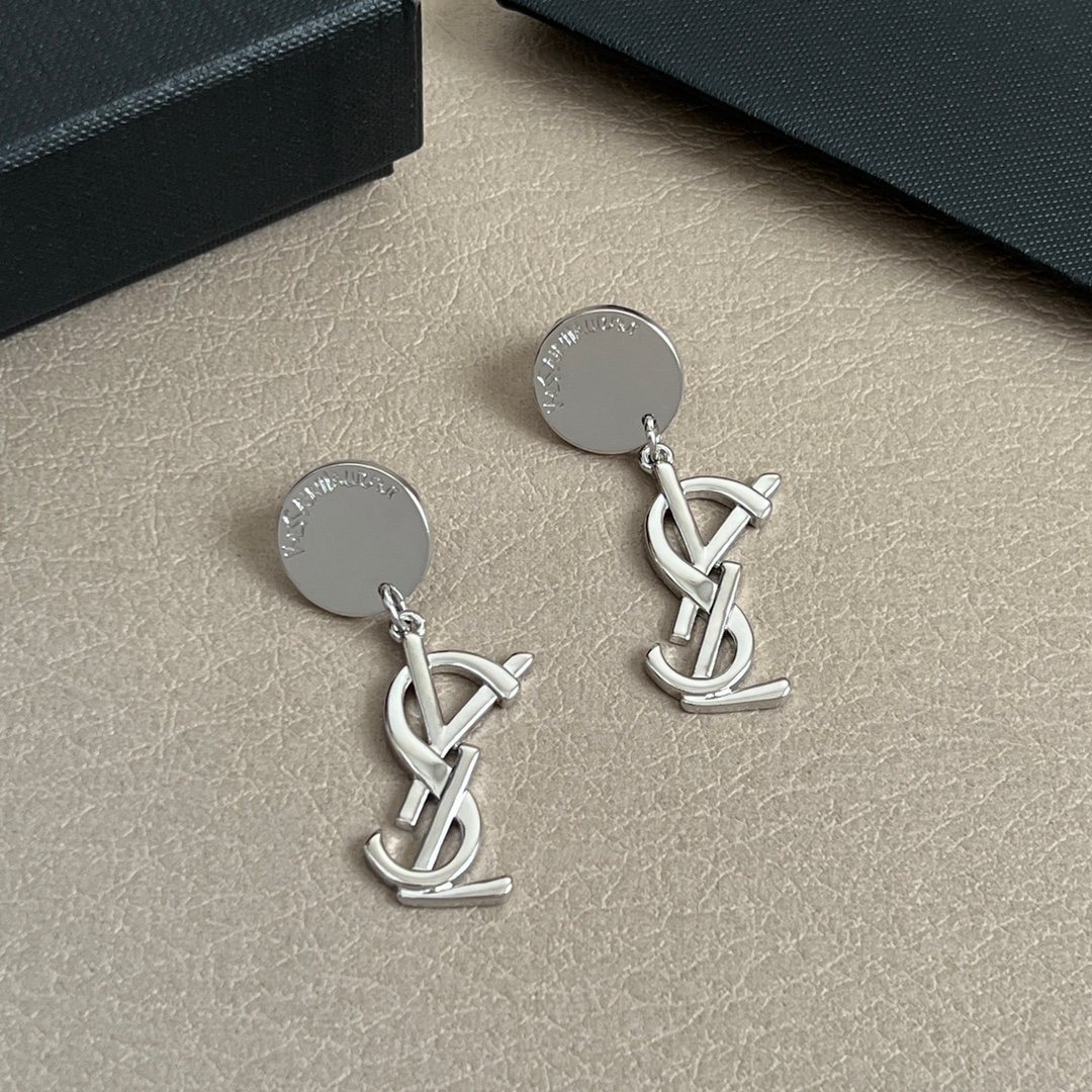 Metal letter light luxury high-end earrings European and American exaggerated fashion personality earrings socialite temperament big-name earrings for women