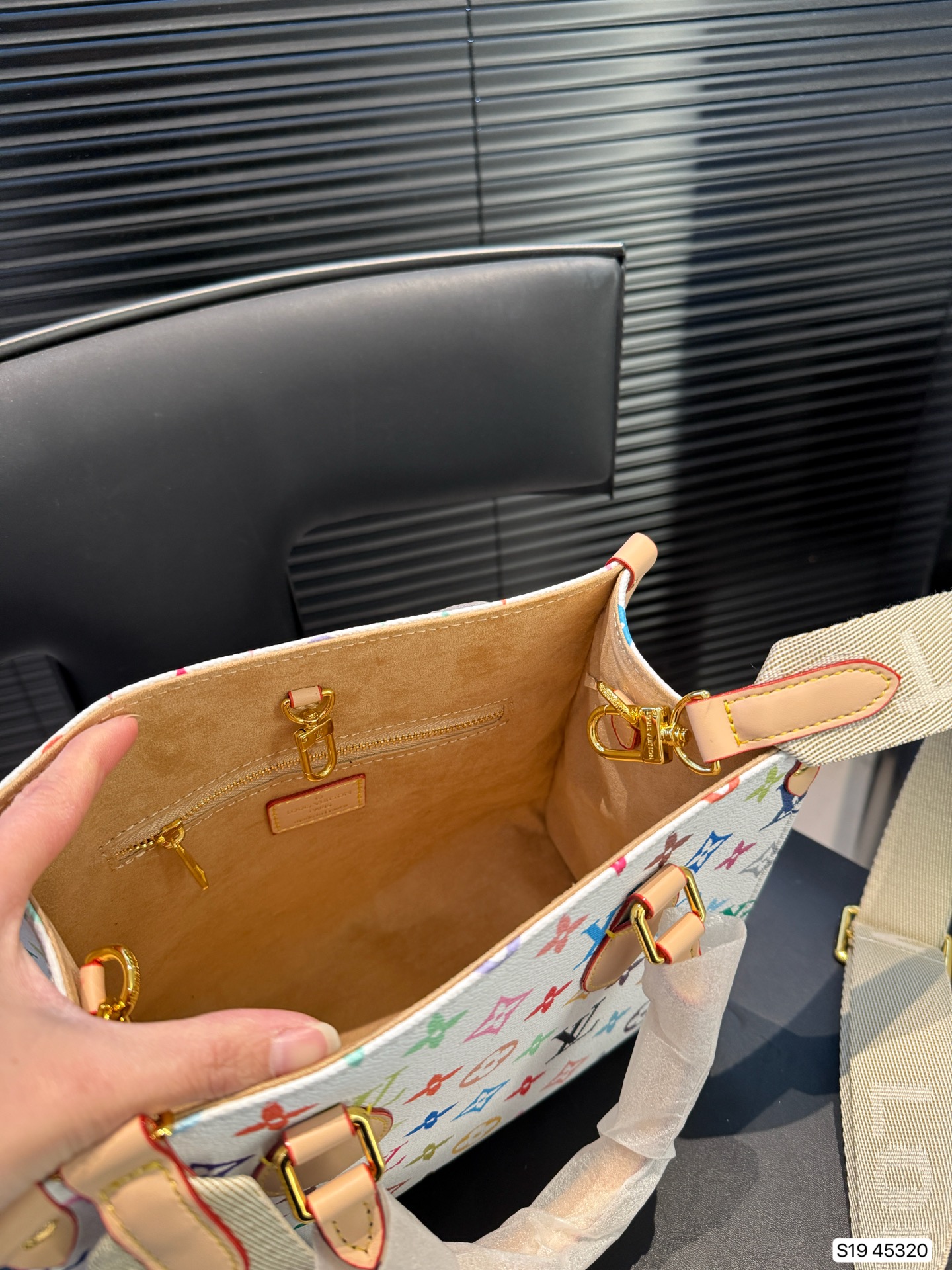 LV Onthego Tote bag is simple and neat