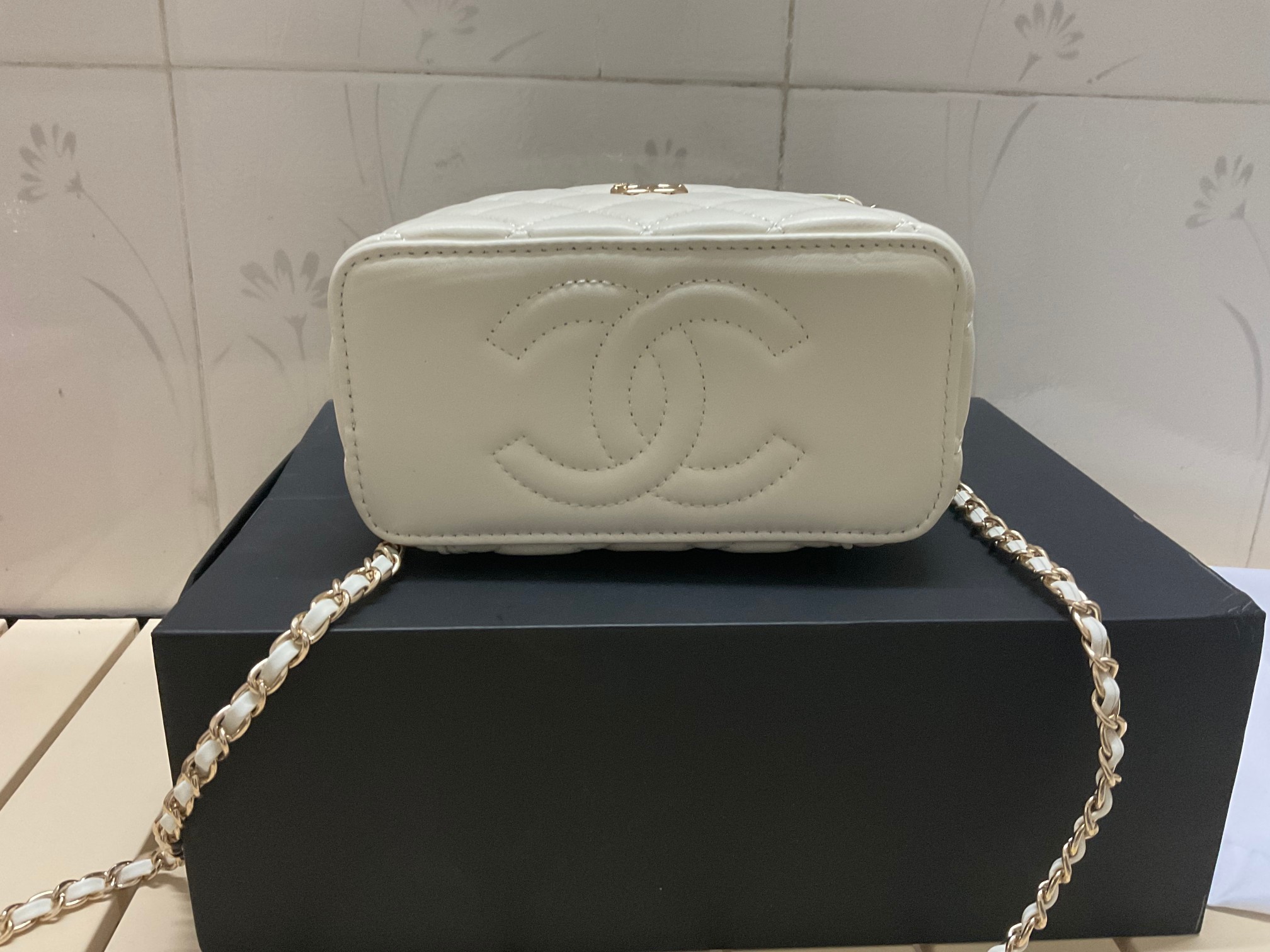 Chanel chain crossbody shoulder bag