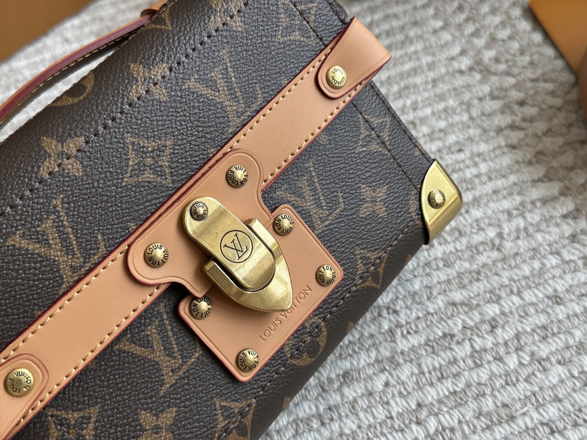 LV men's bag soultrunk box bag