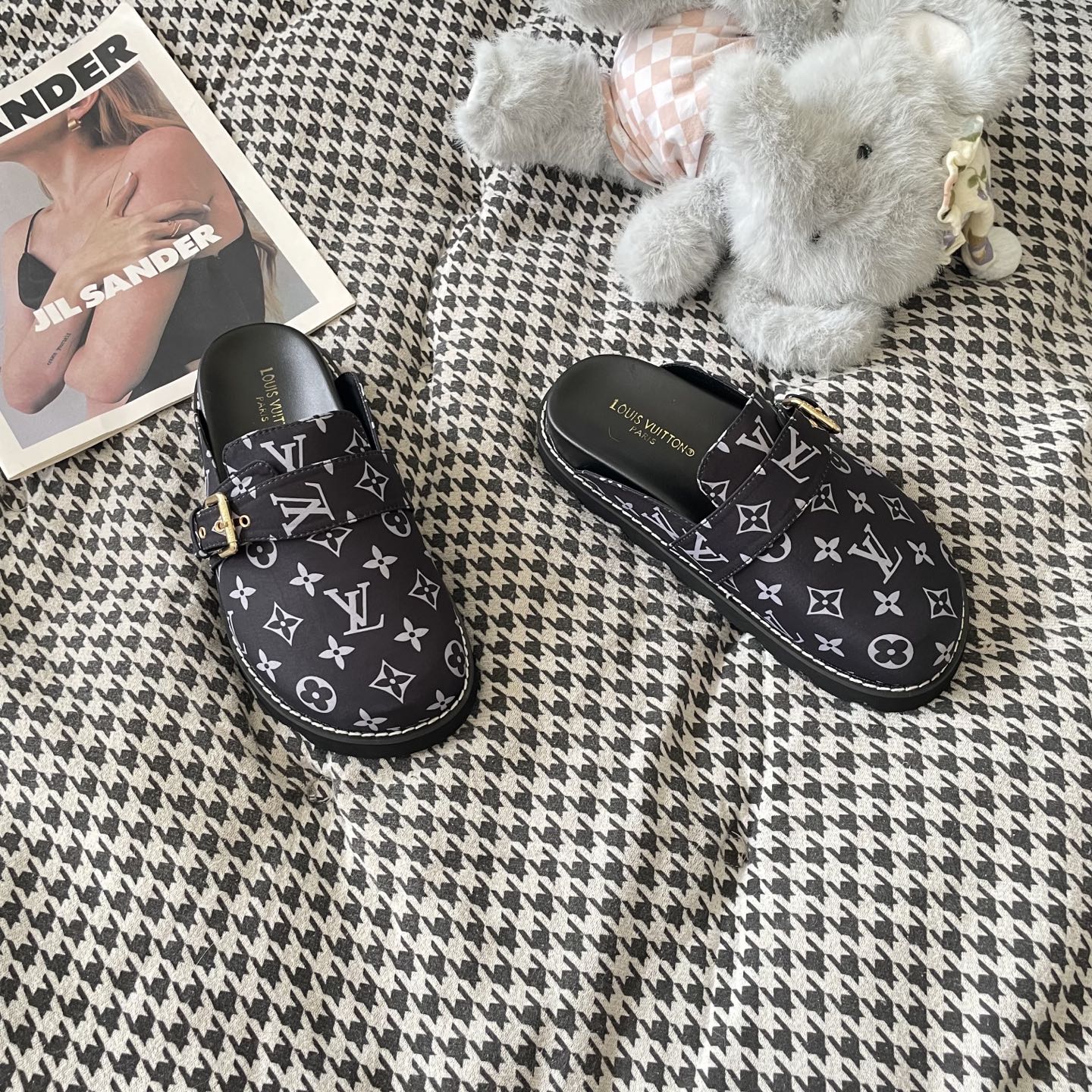 LV couple closed toe slippers
