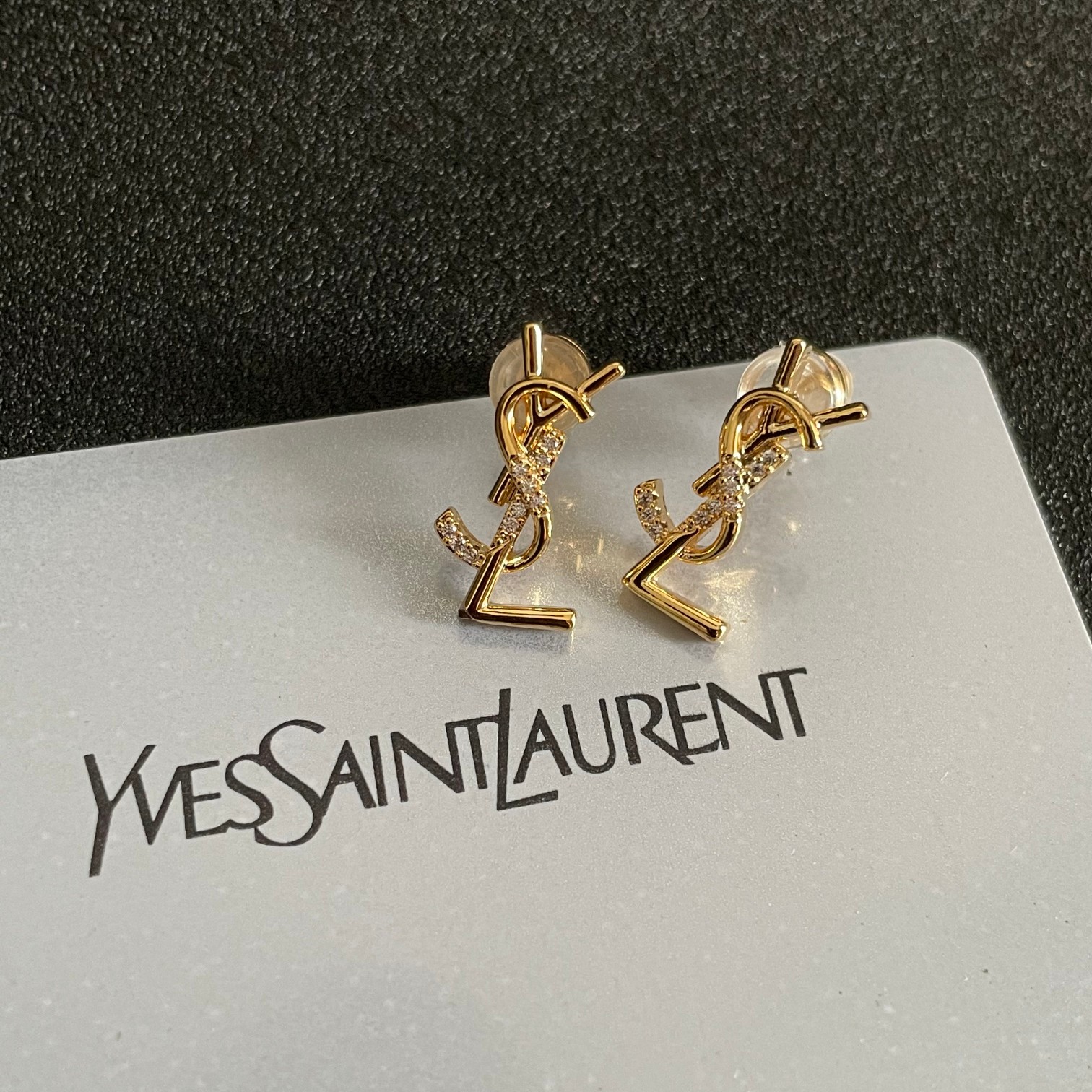 Yves Saint Laurent's new earrings are independent elegant intellectual retro classic and versatile