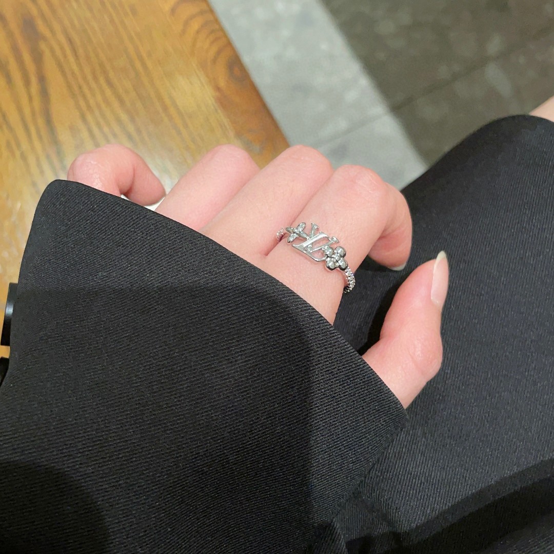 The new Louis Vuitton presbyopia letter ring is exquisite and sparkling