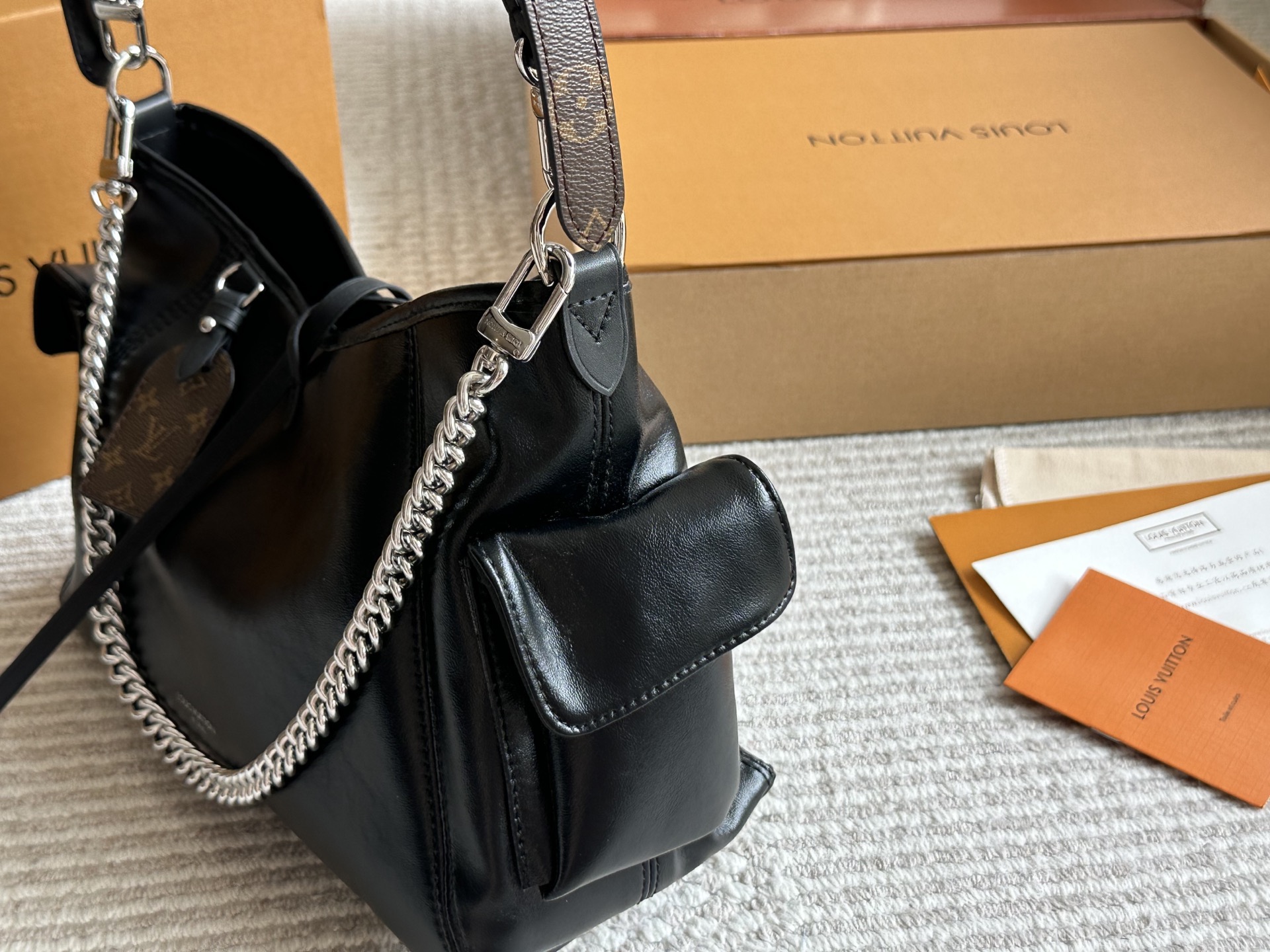 LV CARRYALLDARK Medium Handbag