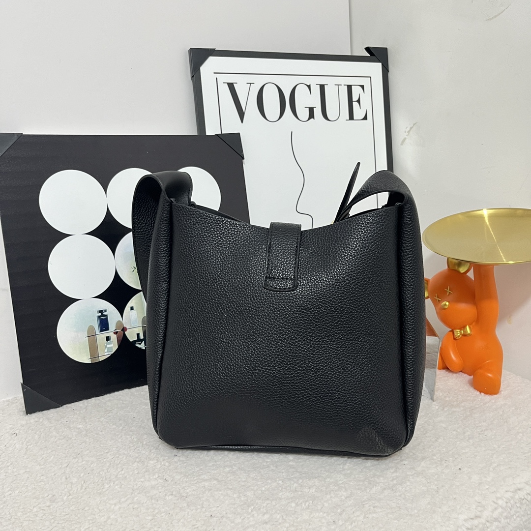 Coach shoulder handbag is simple and versatile