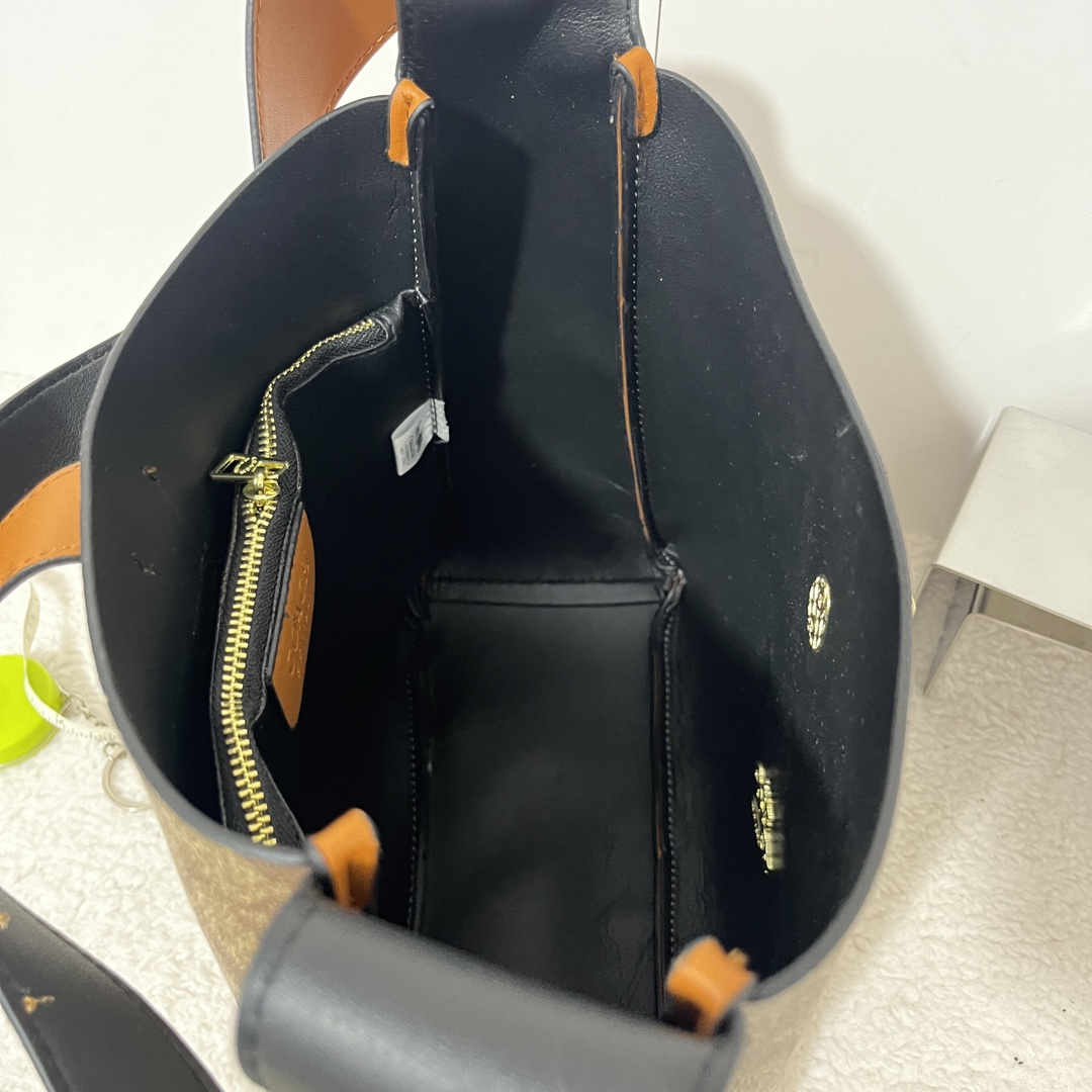 Coach shoulder handbag is classic and durable