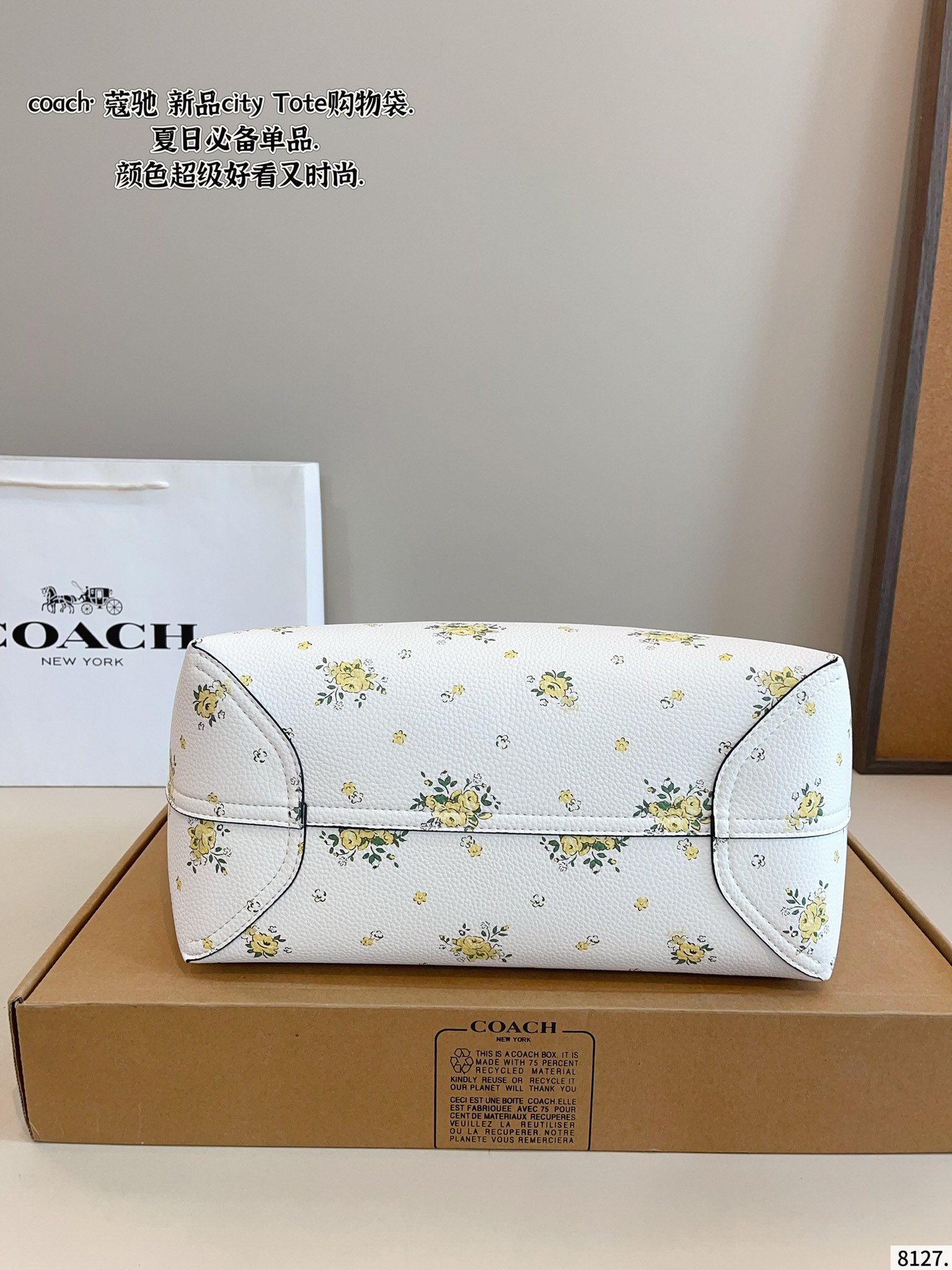 Coach City Tote is simple and versatile