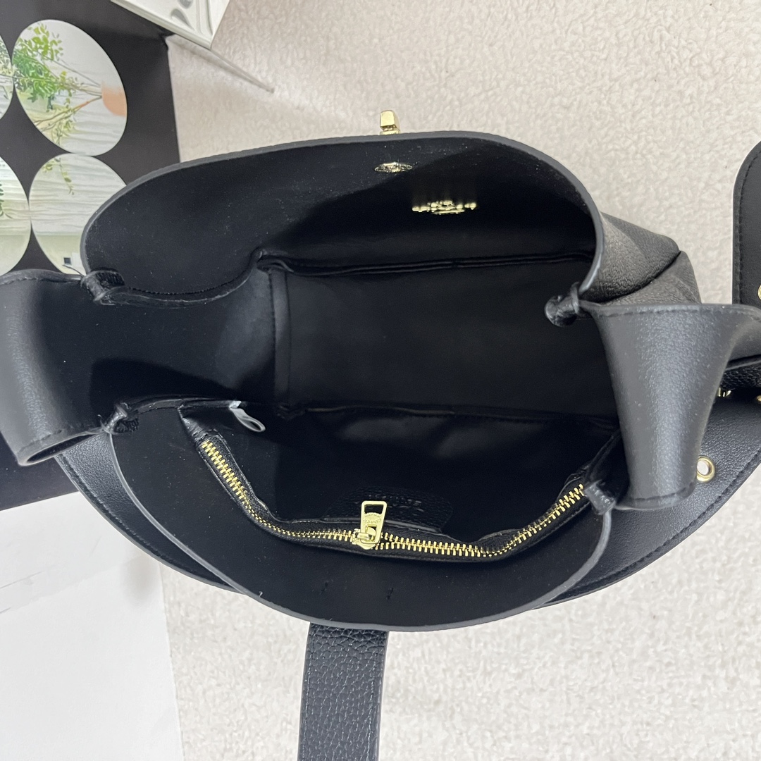 Coach shoulder handbag is simple and versatile