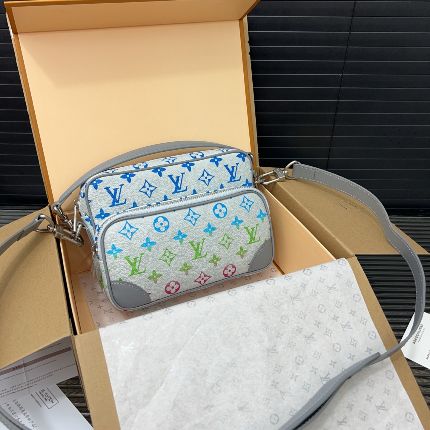 Louisvuitton off-white shoulder strap messenger bag