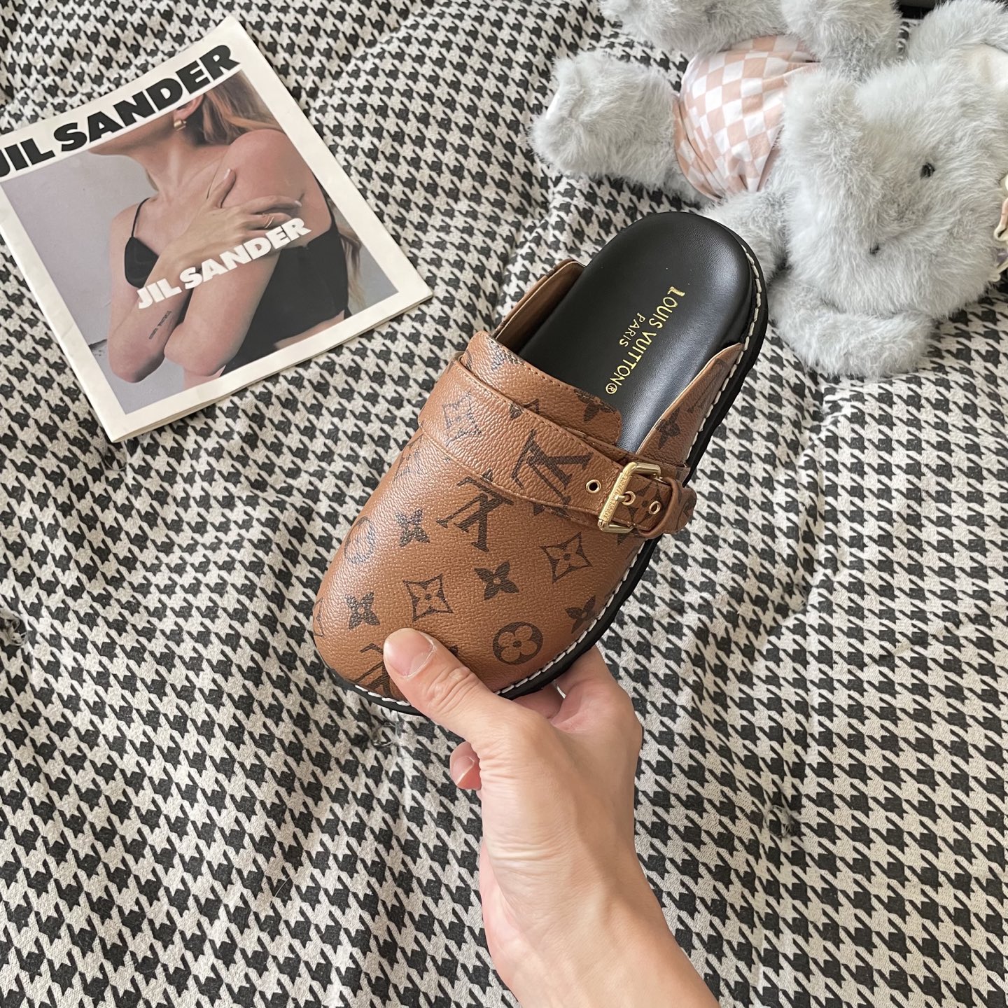 LV couple closed toe slippers