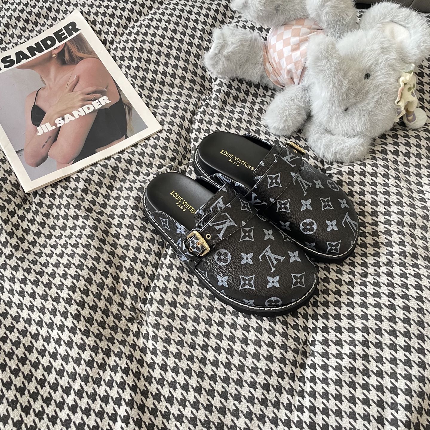 LV couple closed toe slippers