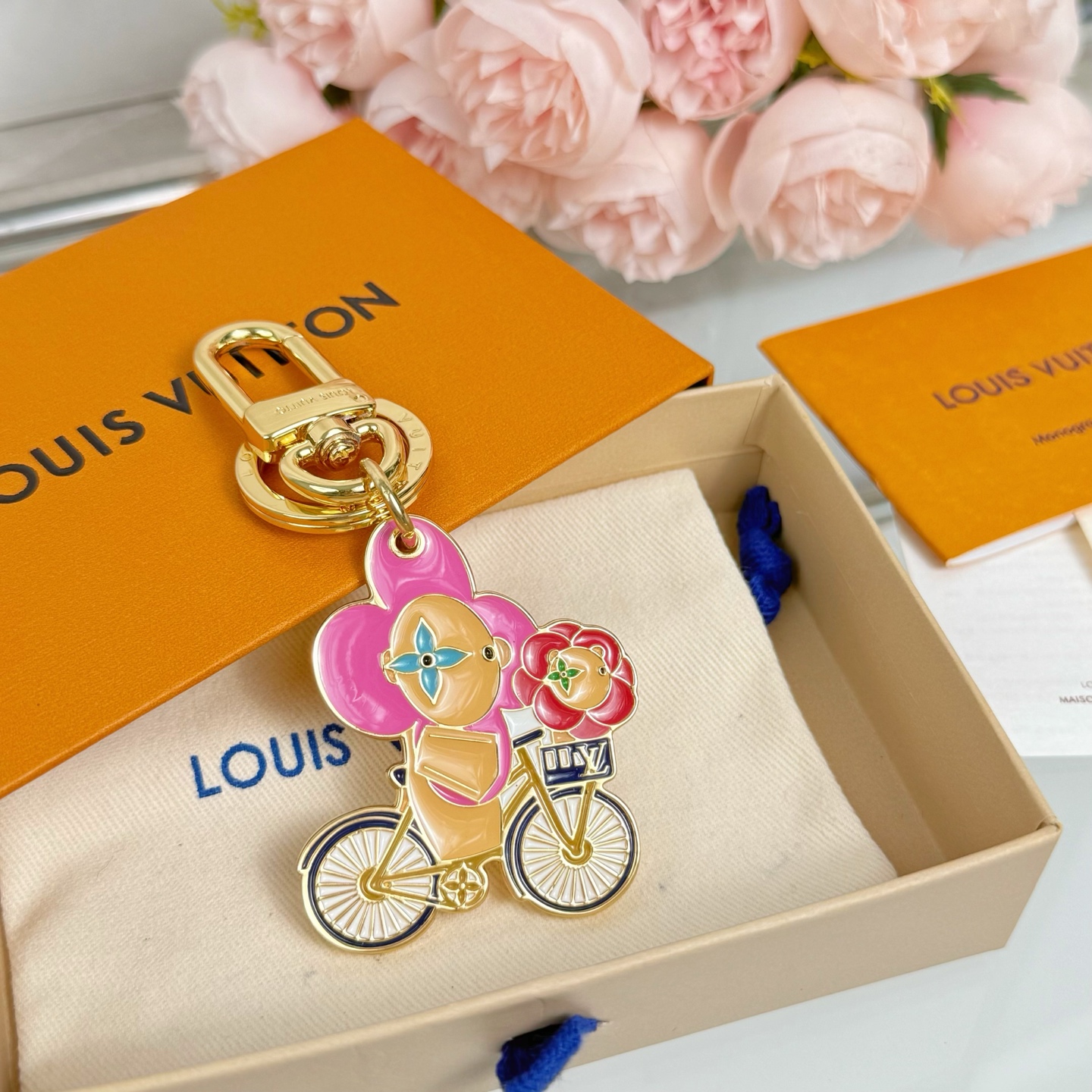 VIVIENNE ON THE COURT keychain