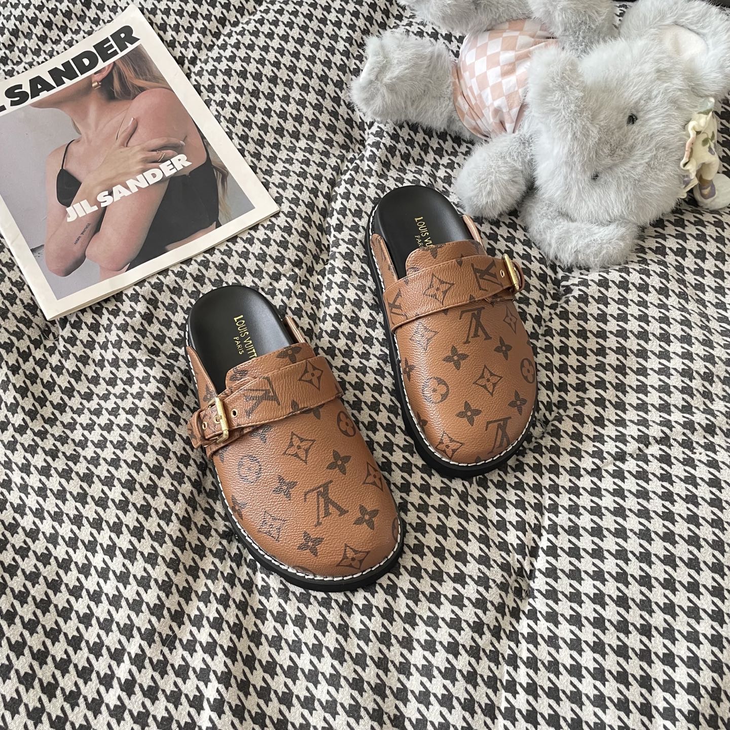 LV couple closed toe slippers