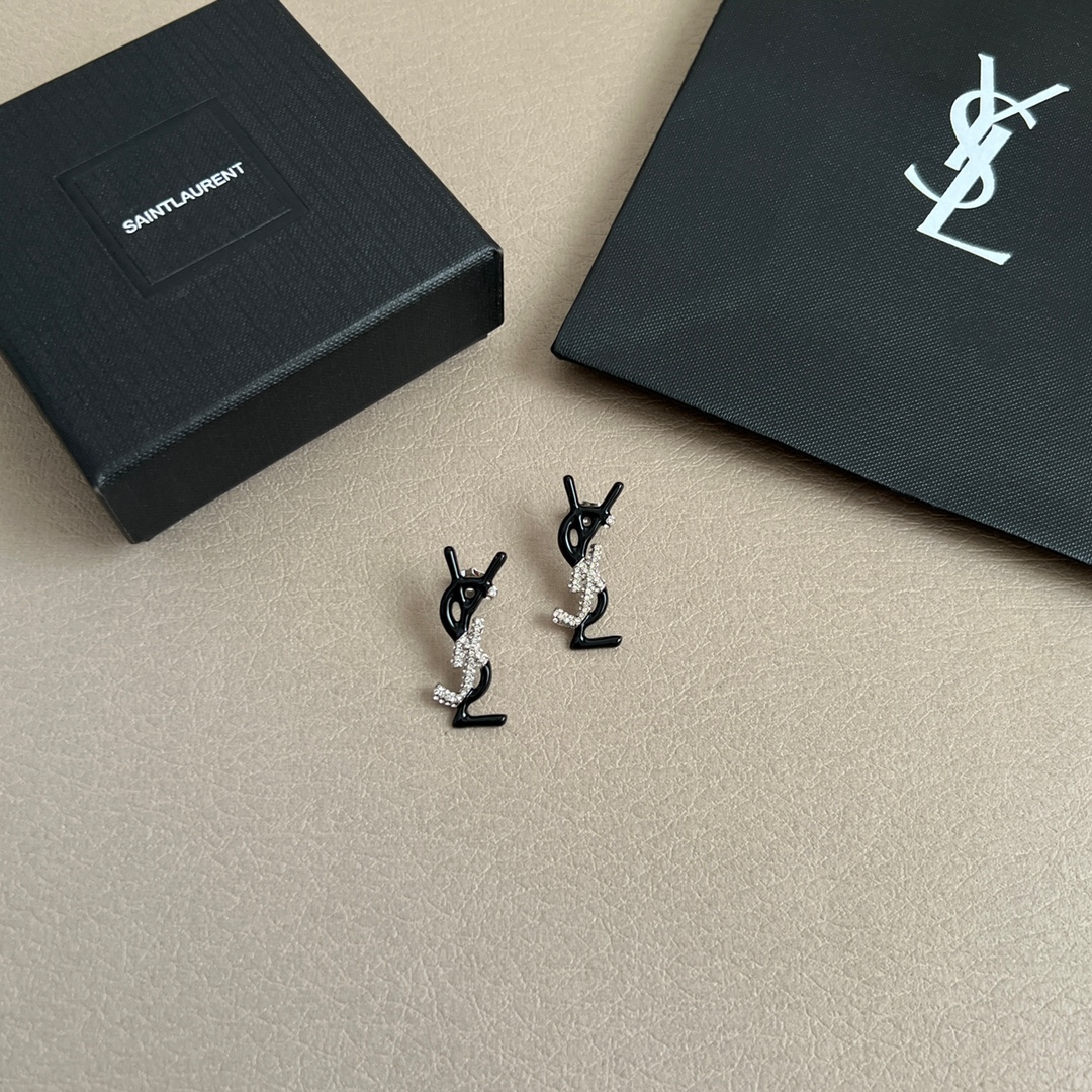 High-end light luxury style fashionable style letter stud earrings texture earrings for women
