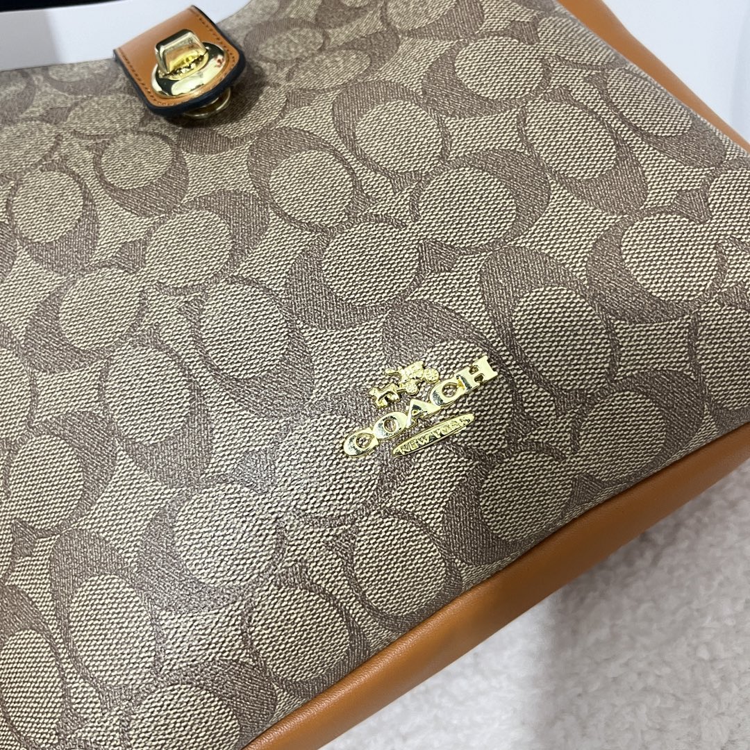 Coach shoulder handbag is classic and durable