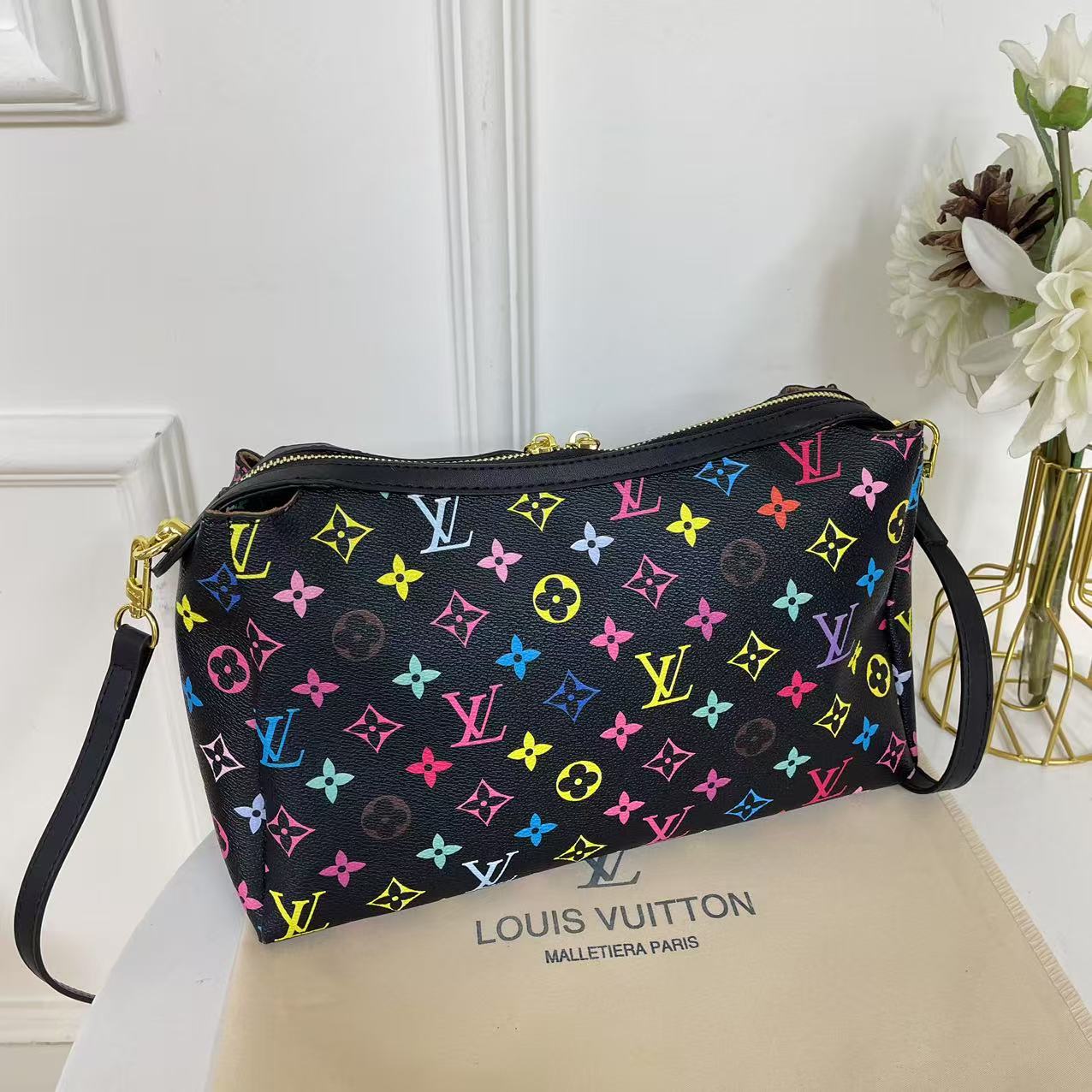 Louis Vuitton chain bag high-end French armpit bag simple retro