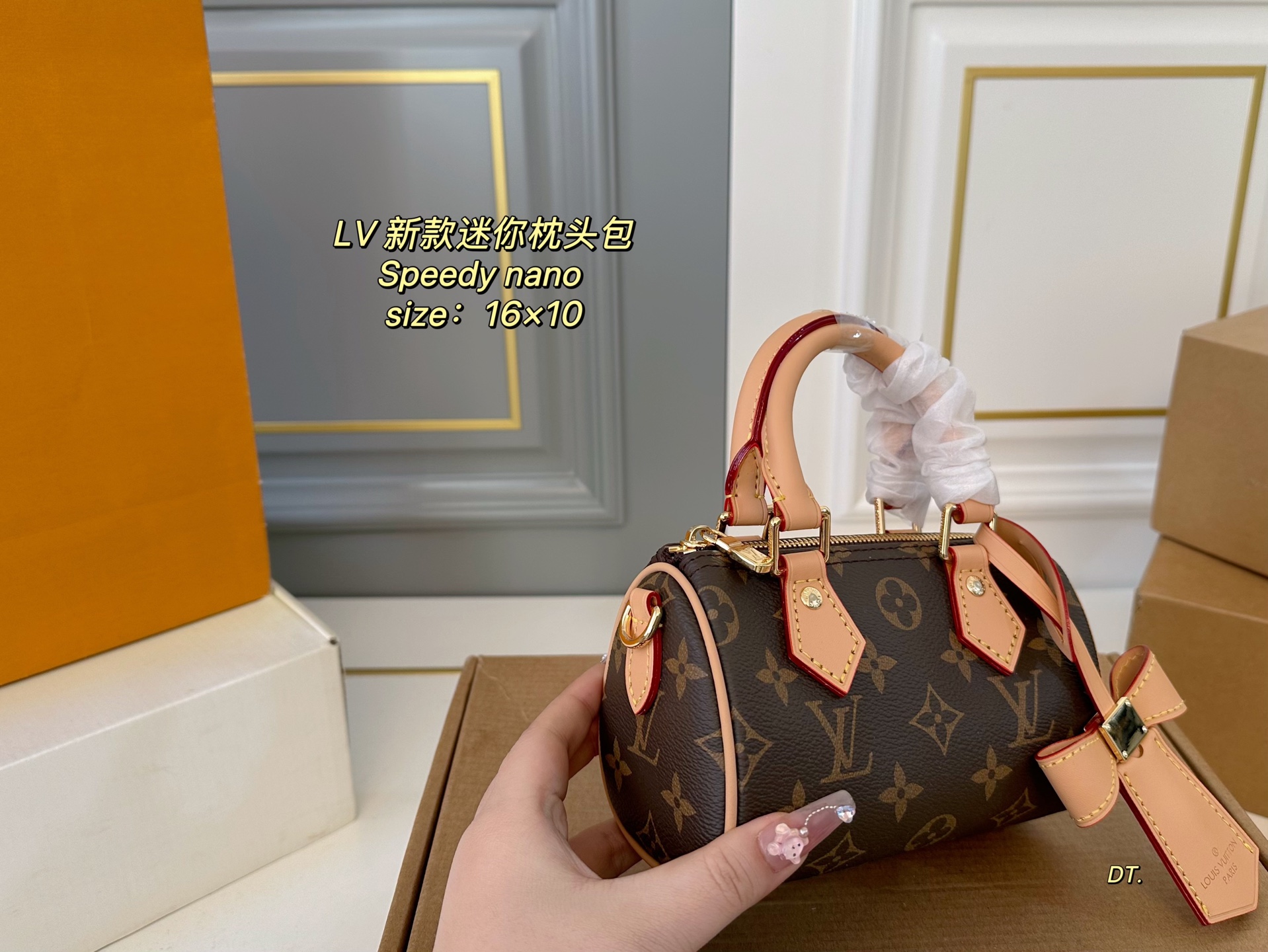 LV mini pillow bag exquisite Compact, lightweight, fashionable and versatile