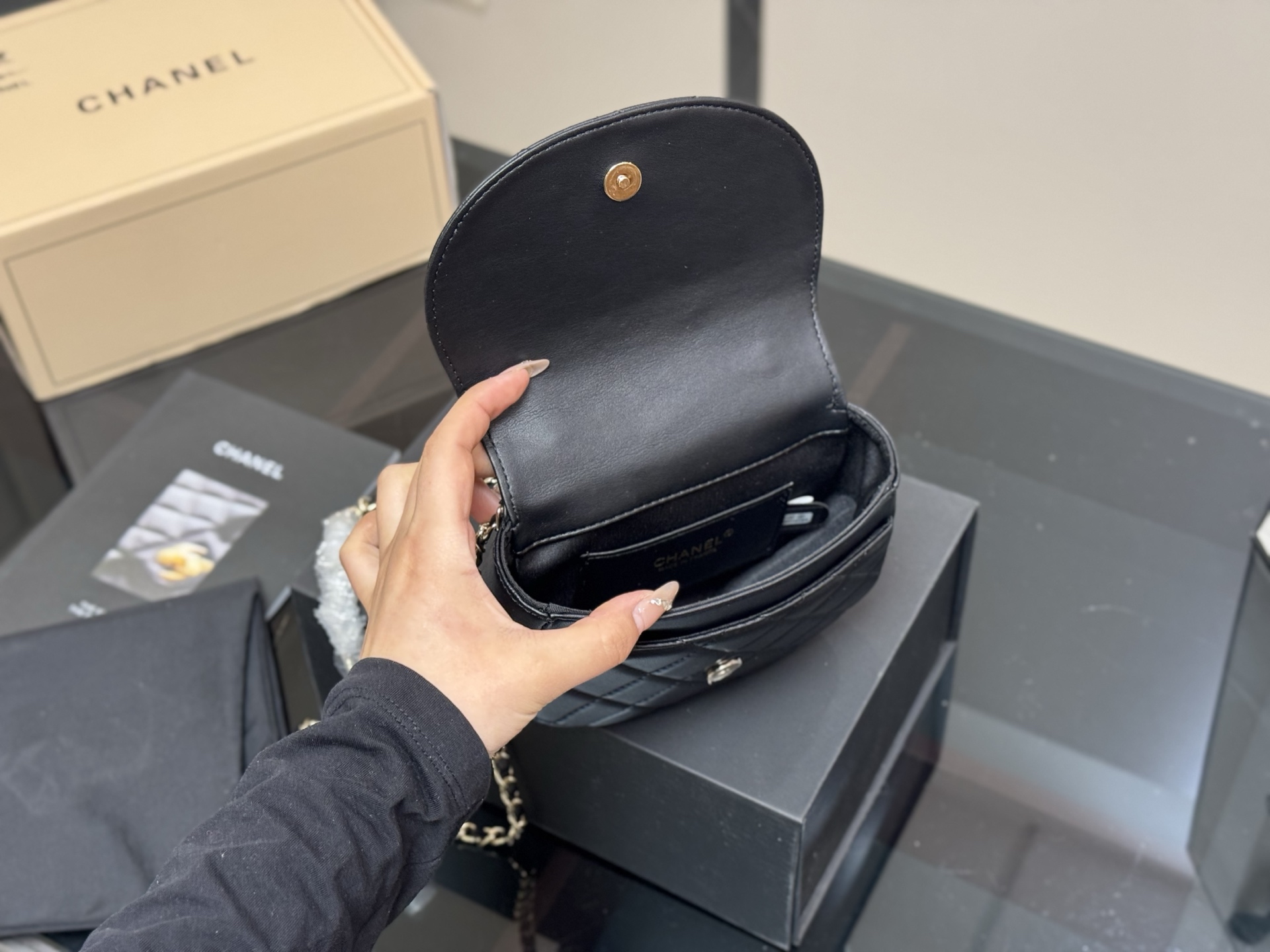 Chanel 25C acrylic handle handbag