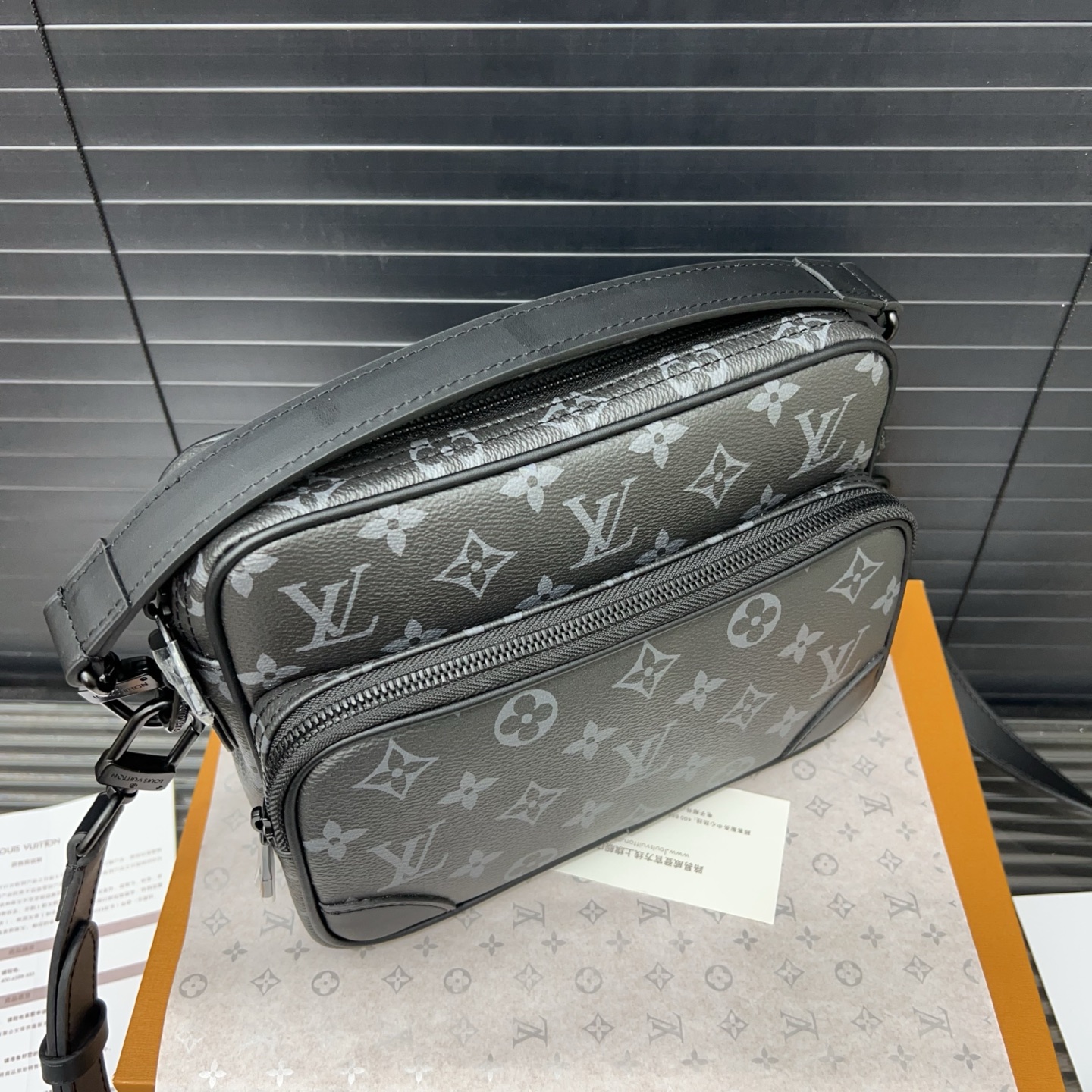 Louisvuitton classic versatile messenger bag