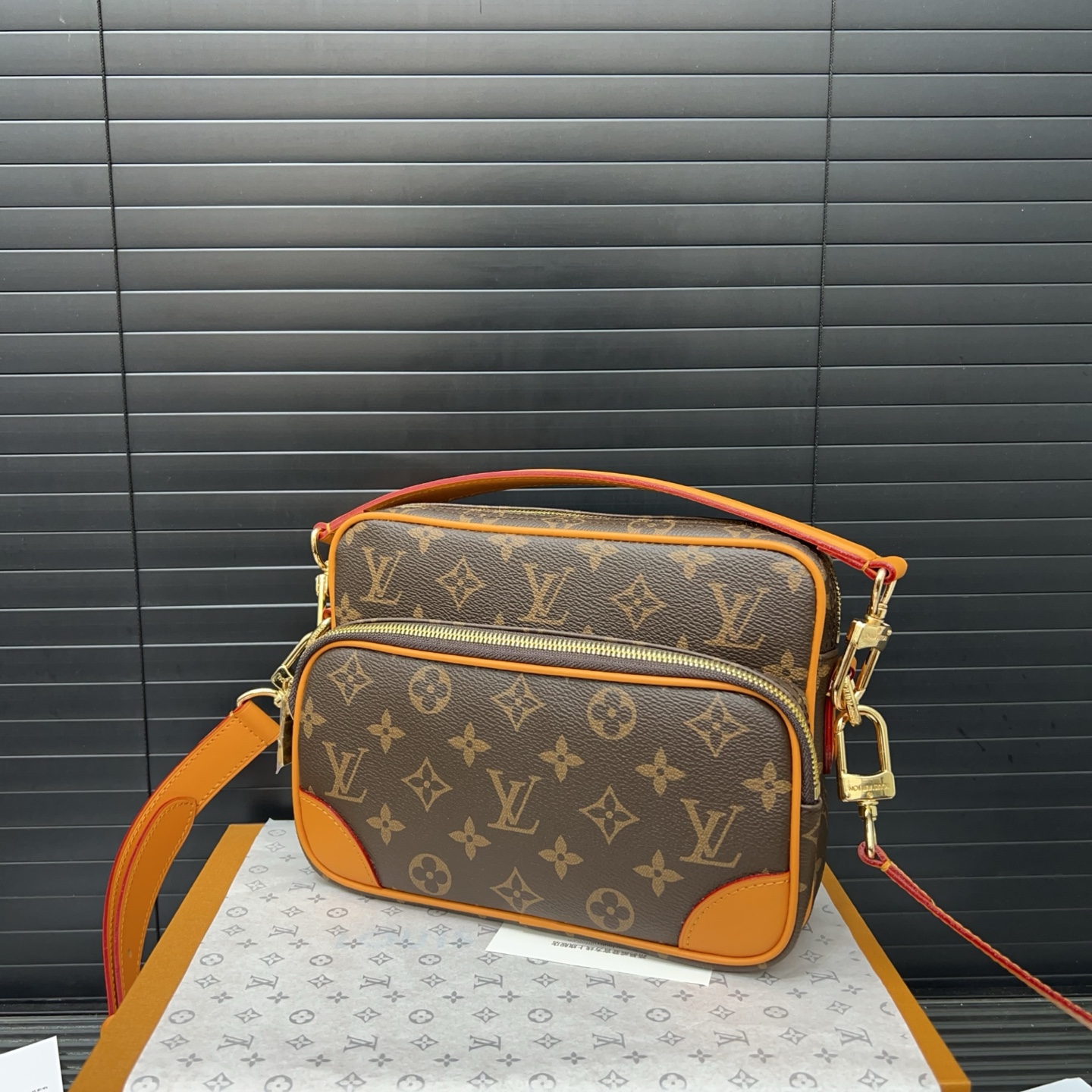 Louisvuitton classic versatile messenger bag