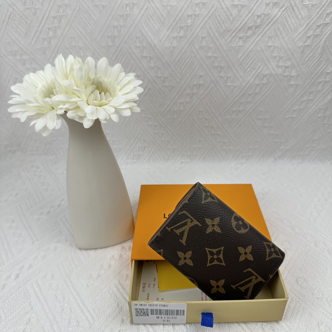 LV compact and practical coin purse