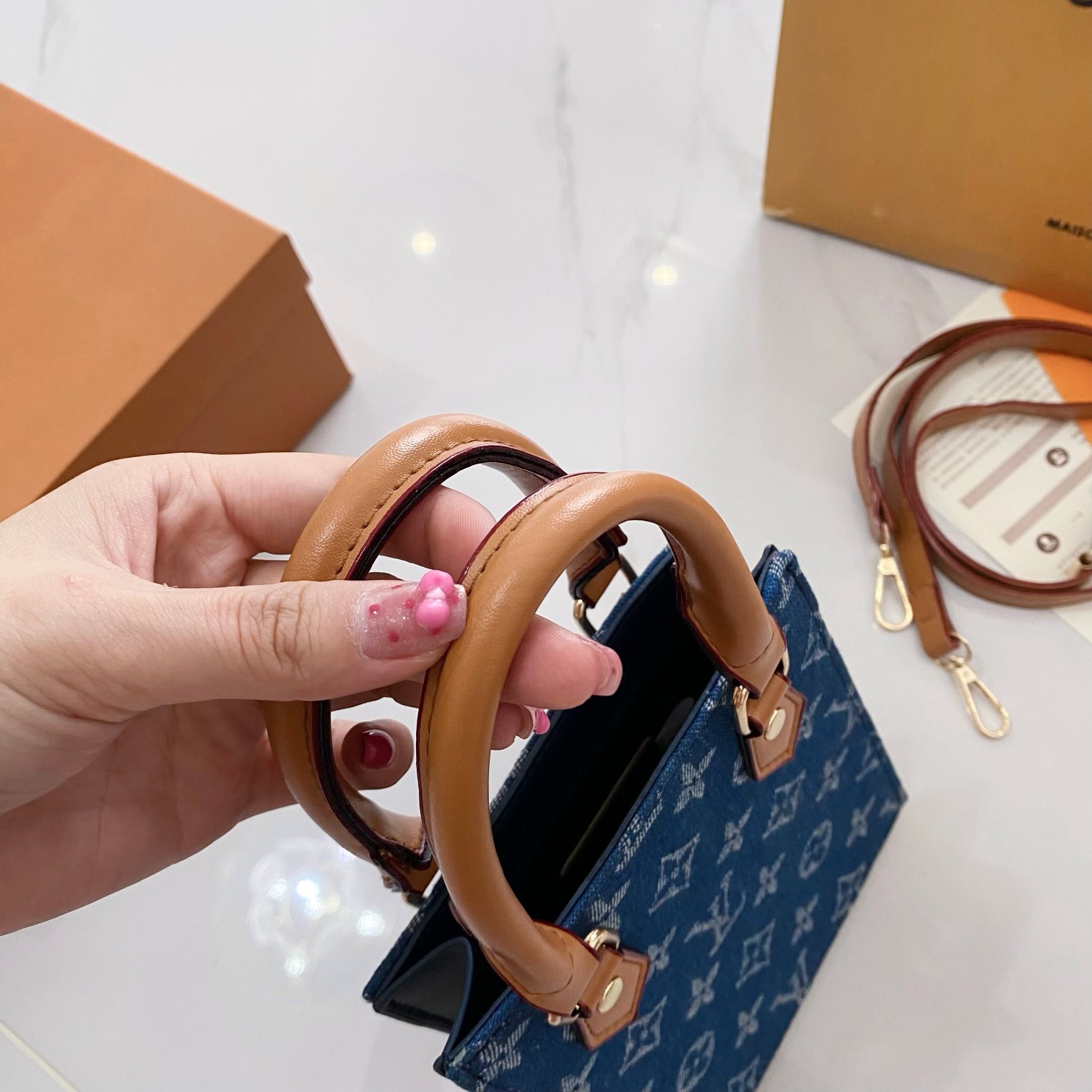 Louis Vuitton Presbyopia Series Handbag Commuting Mini Vertical Tote Bag Shoulder Crossbody Bag