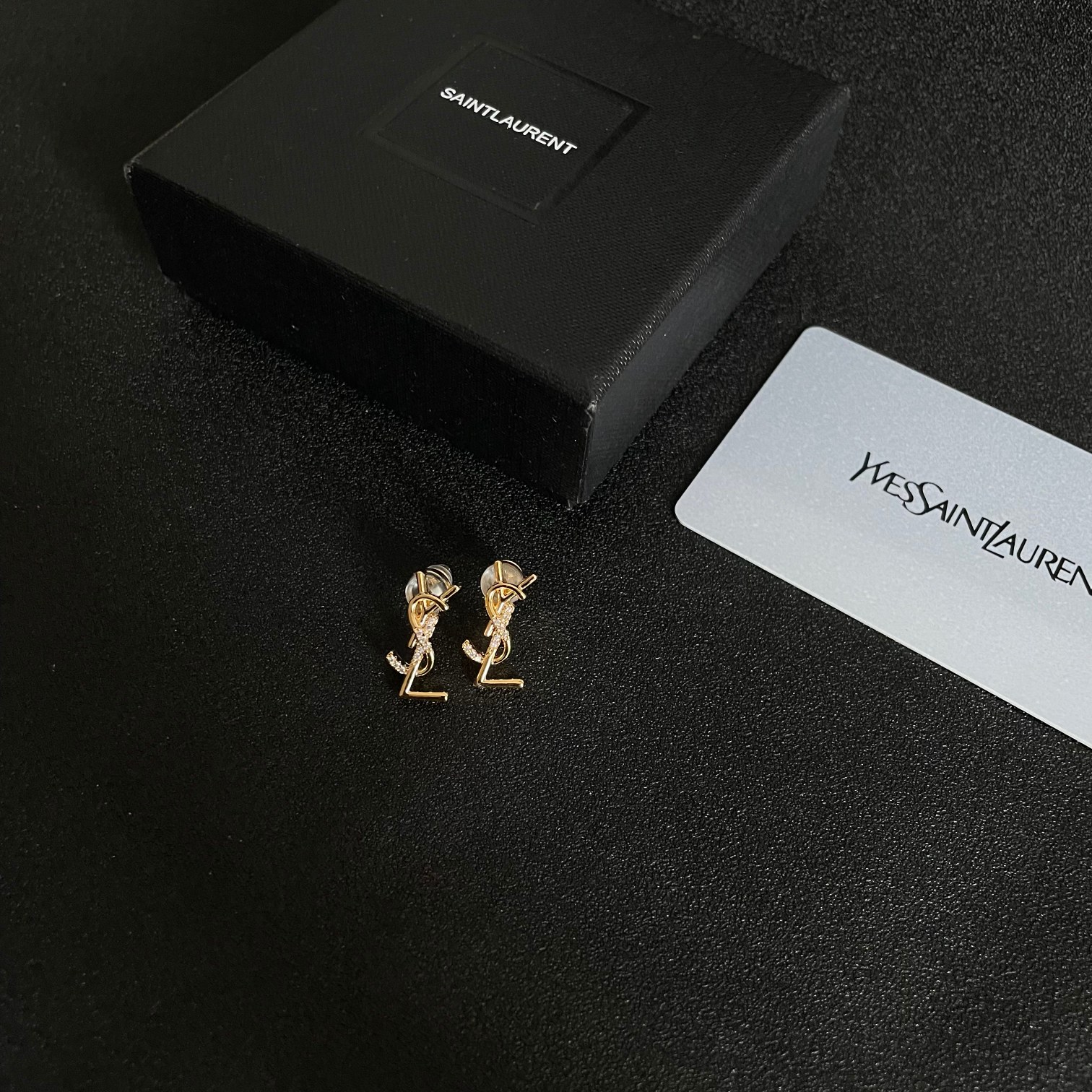 Yves Saint Laurent's new earrings are independent elegant intellectual retro classic and versatile