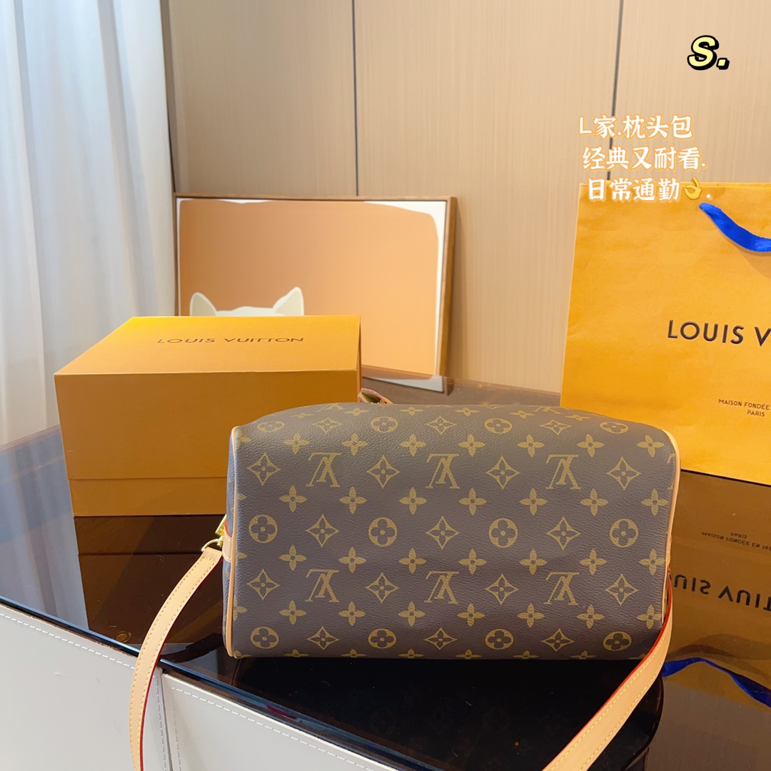 Louis Vuitton presbyopia pillow bag is elegant and low-key