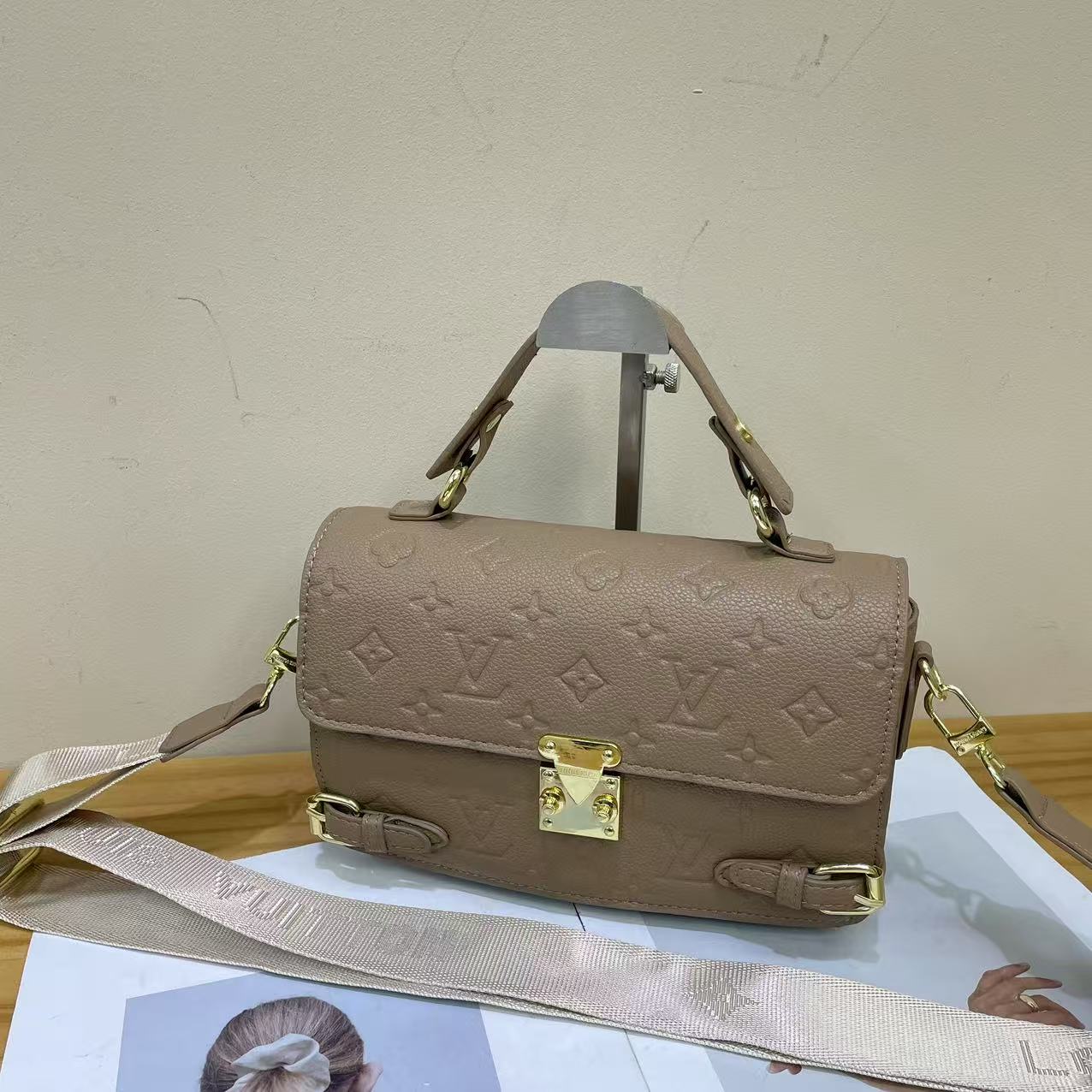 Louis Vuitton's new high-end fashion retro lock small square bag portable shoulder crossbody bag