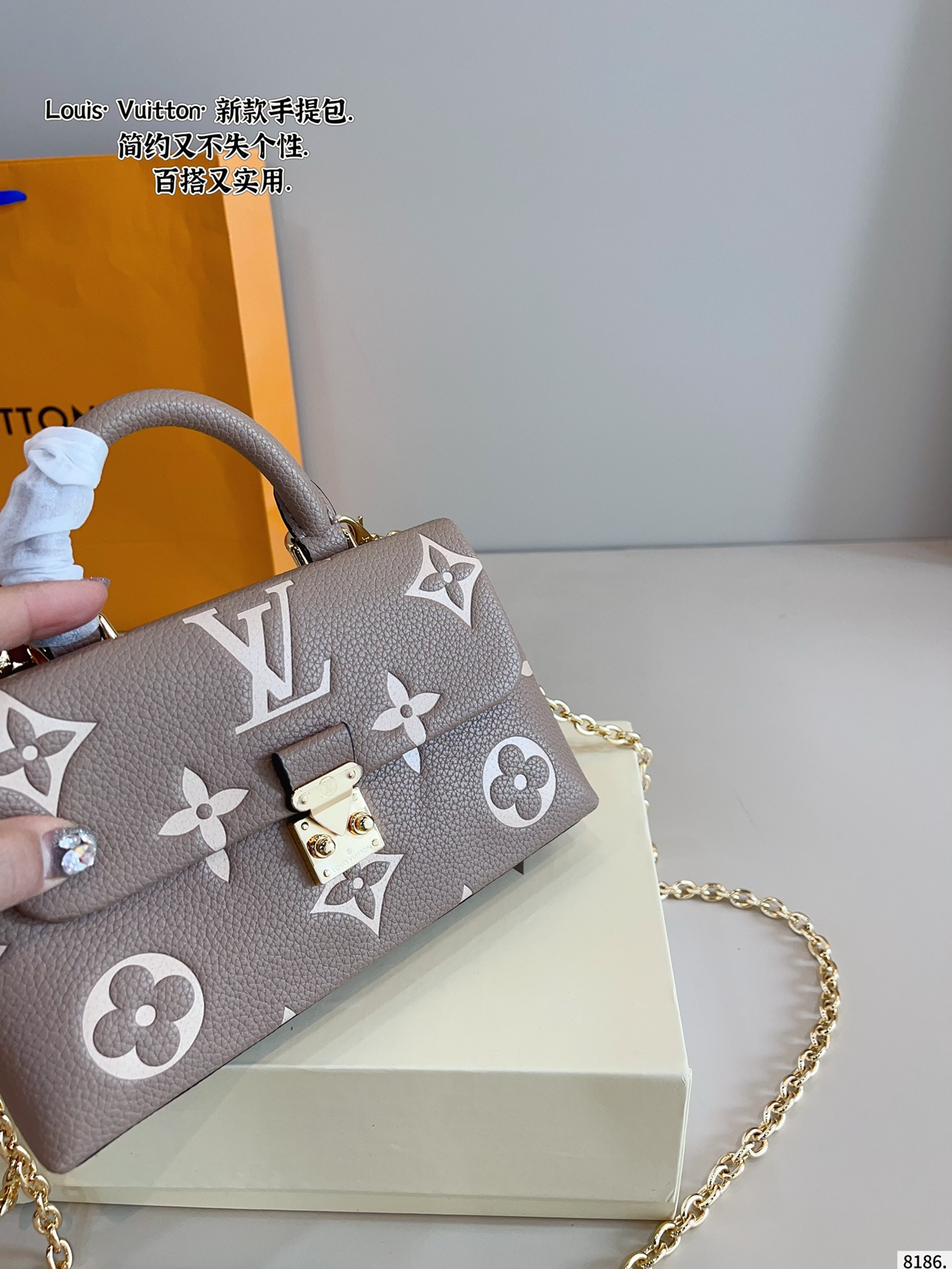 LV messenger bag exquisite and fashionable