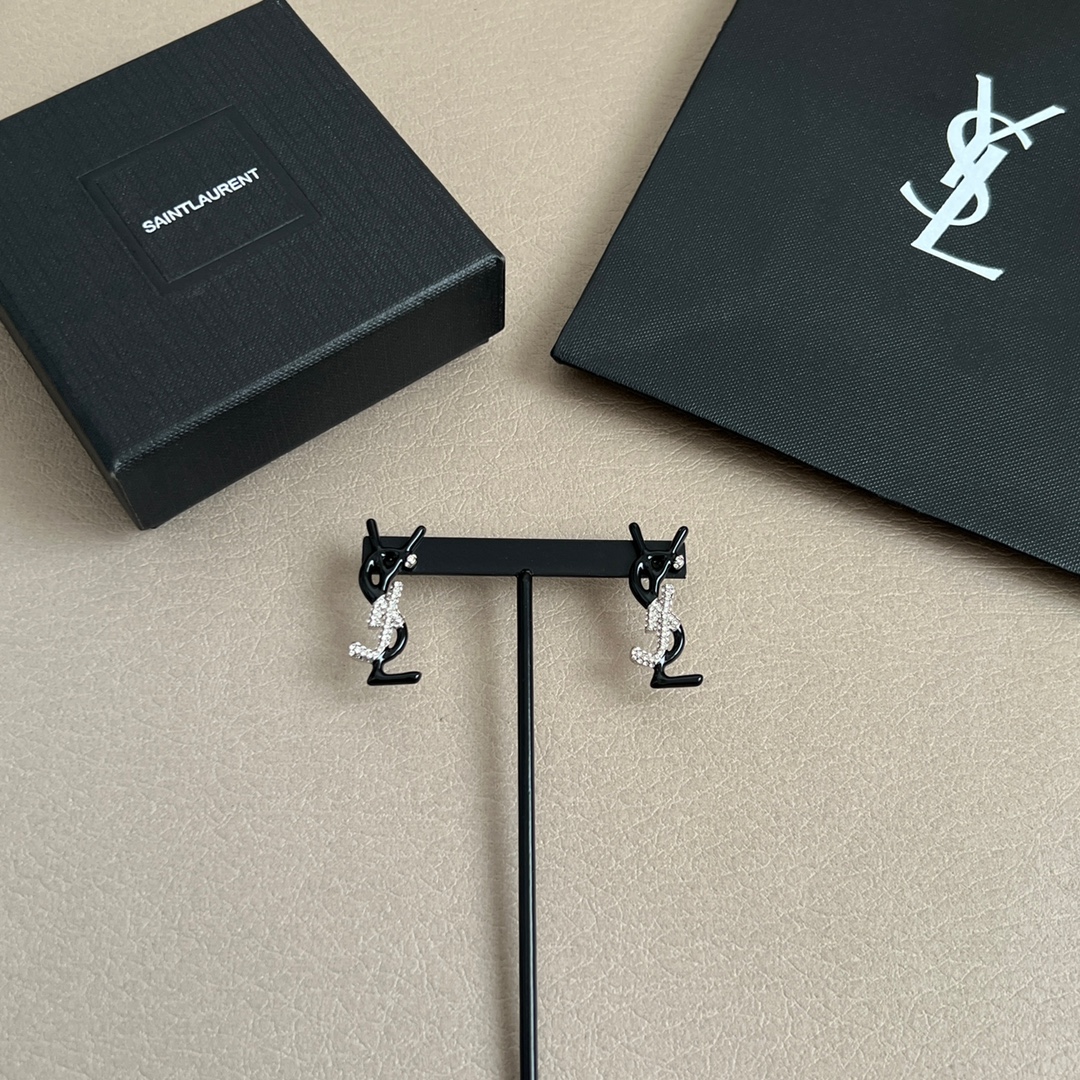 High-end light luxury style fashionable style letter stud earrings texture earrings for women