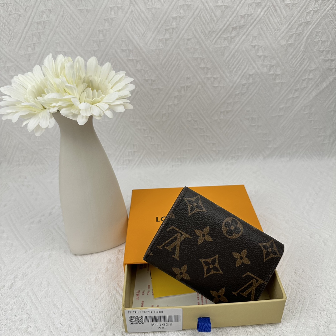 LV compact and practical coin purse