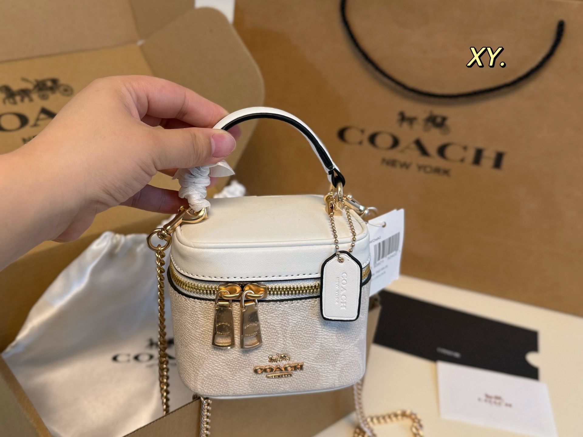 Coach's new Ava portable mini chain box bag lipstick bag