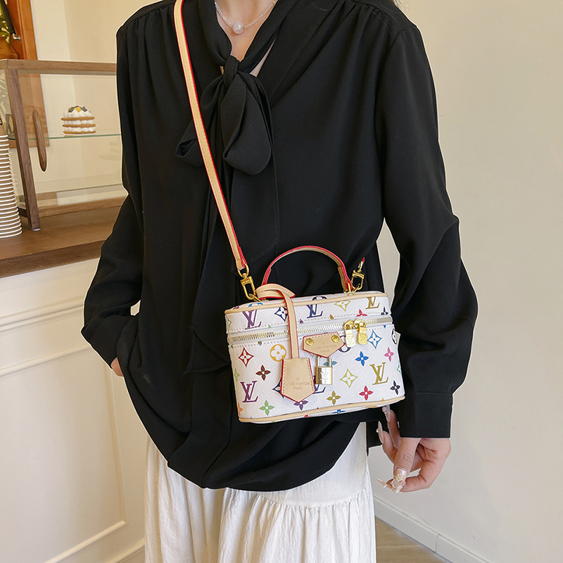 Louis Vuitton high-end portable shoulder bag box bag