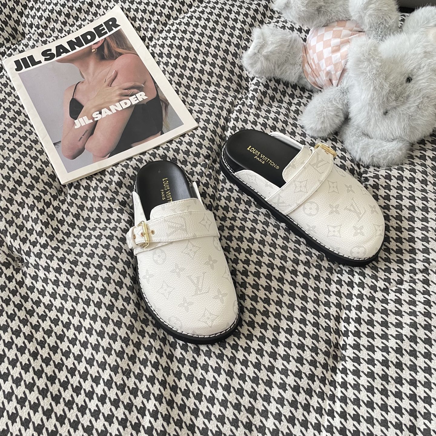 LV couple closed toe slippers