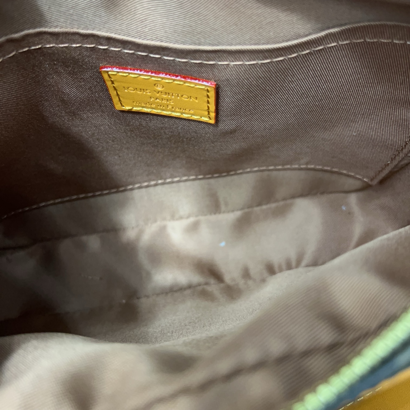 Louisvuitton classic versatile messenger bag