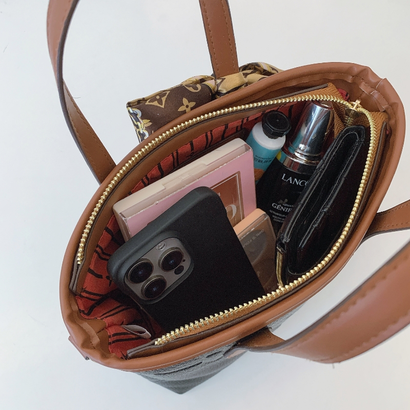 Louis Vuitton's new fashionable and versatile shoulder crossbody bag