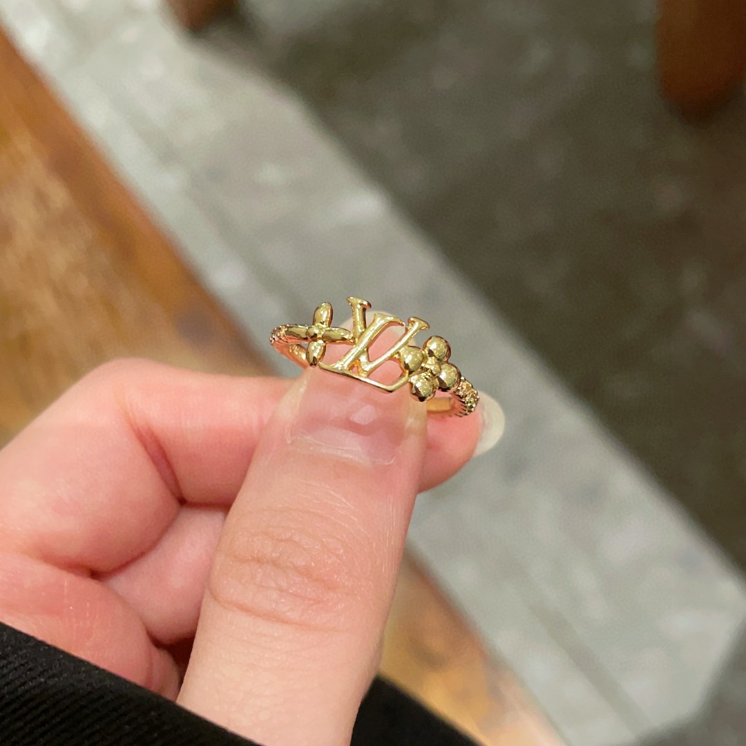 The new Louis Vuitton presbyopia letter ring is exquisite and sparkling