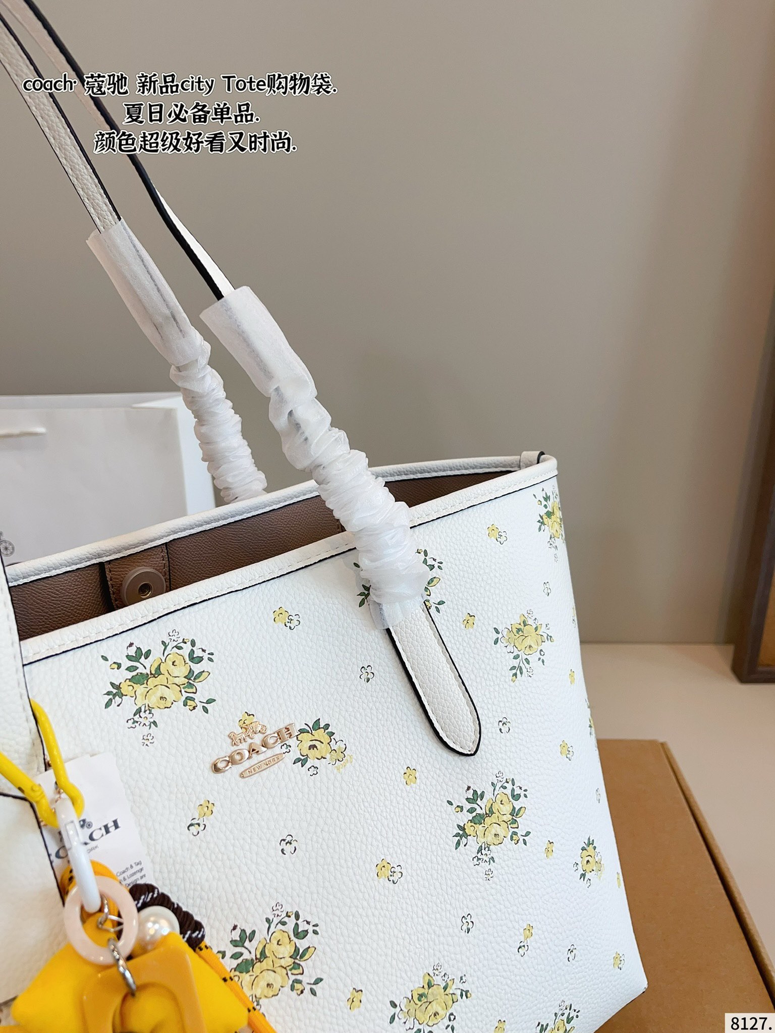 Coach City Tote is simple and versatile