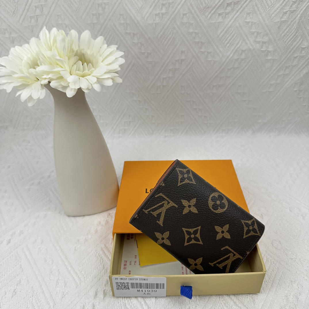 LV compact and practical coin purse