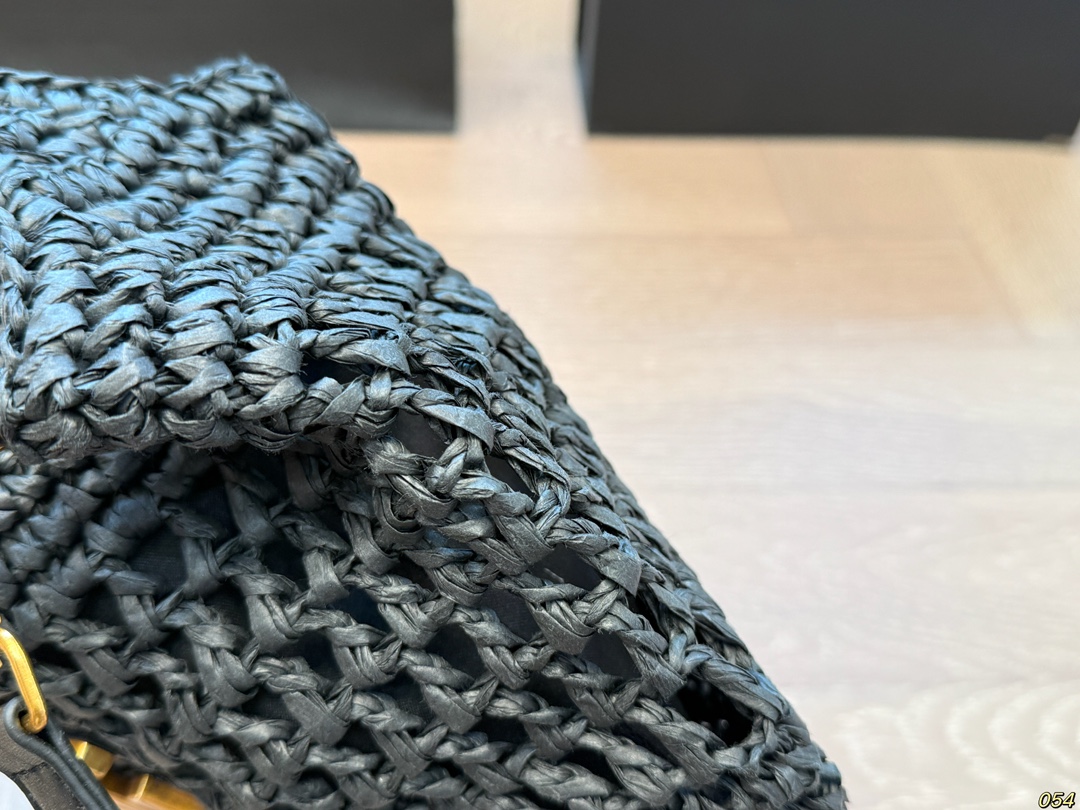 YSL straw bag retro and elegant